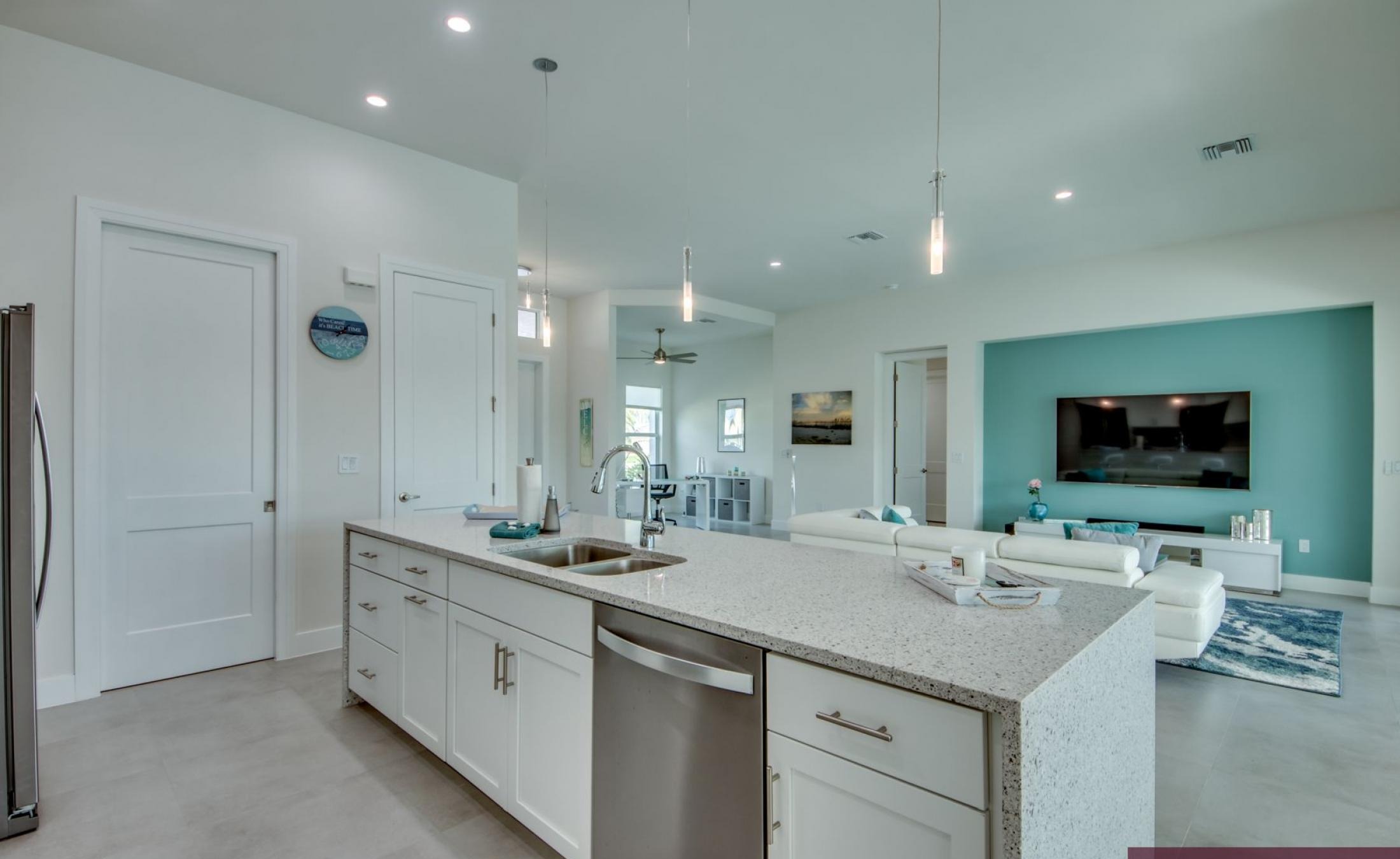 Moderne Villa am Wasser mit beheiztem Pool und Jacuzzi auf der Lanai.