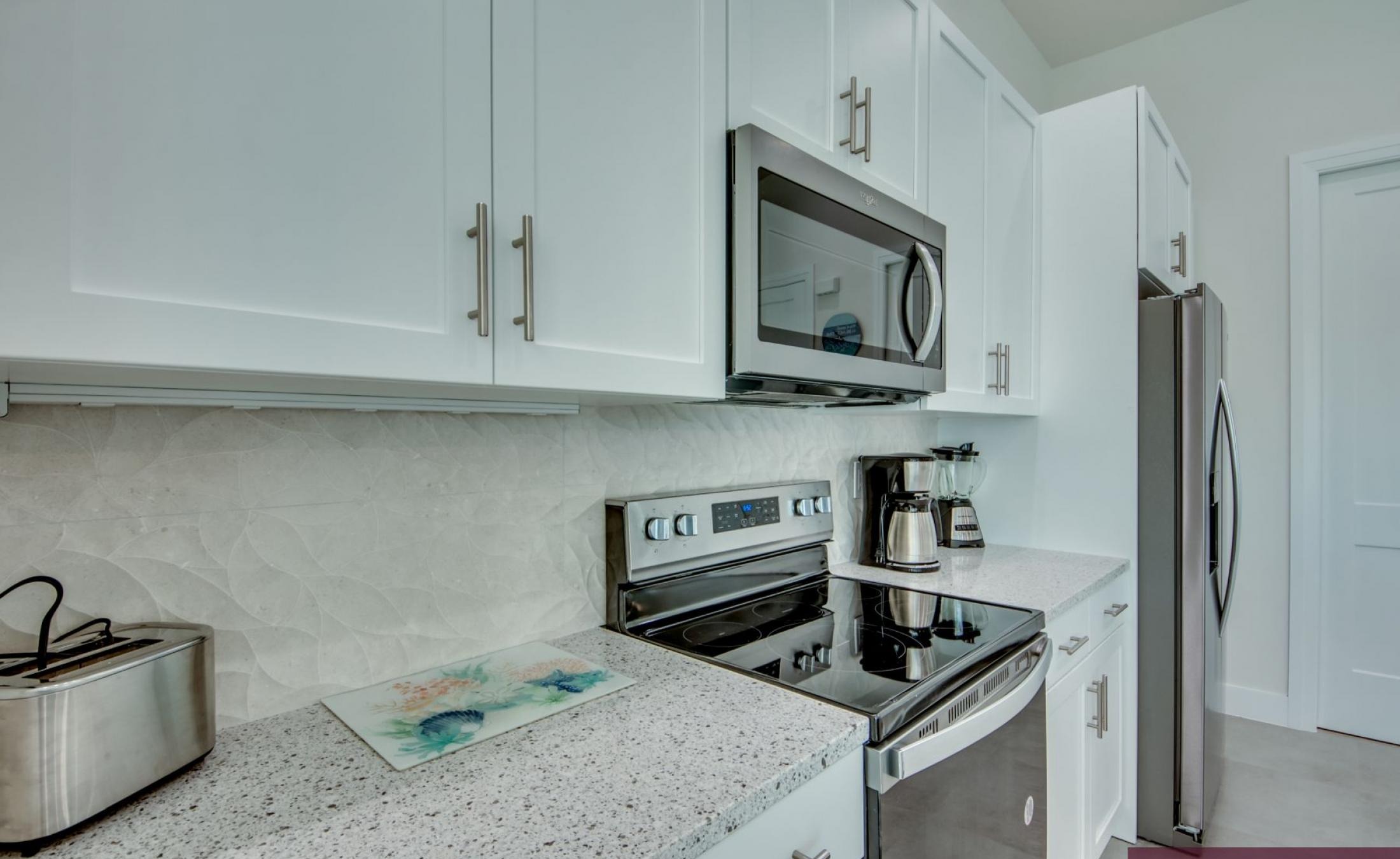 Moderne Waterfront-Villa mit beheiztem Pool und Jacuzzi am Kanal.