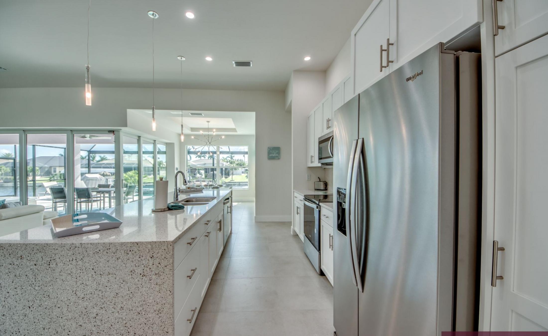 Moderne Waterfront-Villa mit beheiztem Pool und Jacuzzi am Kanal.