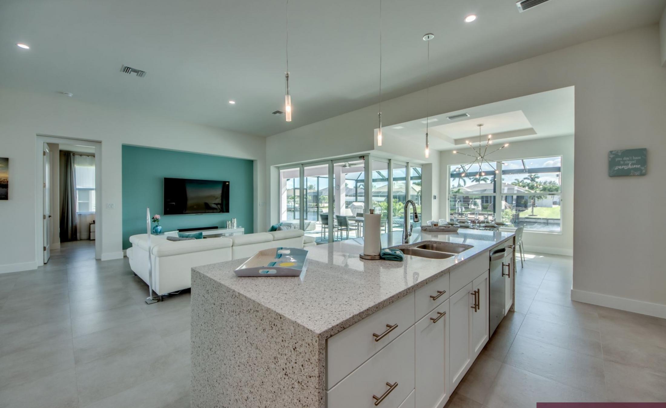 Moderne Villa am Kanal mit beheiztem Pool und Jacuzzi auf der Lanai.