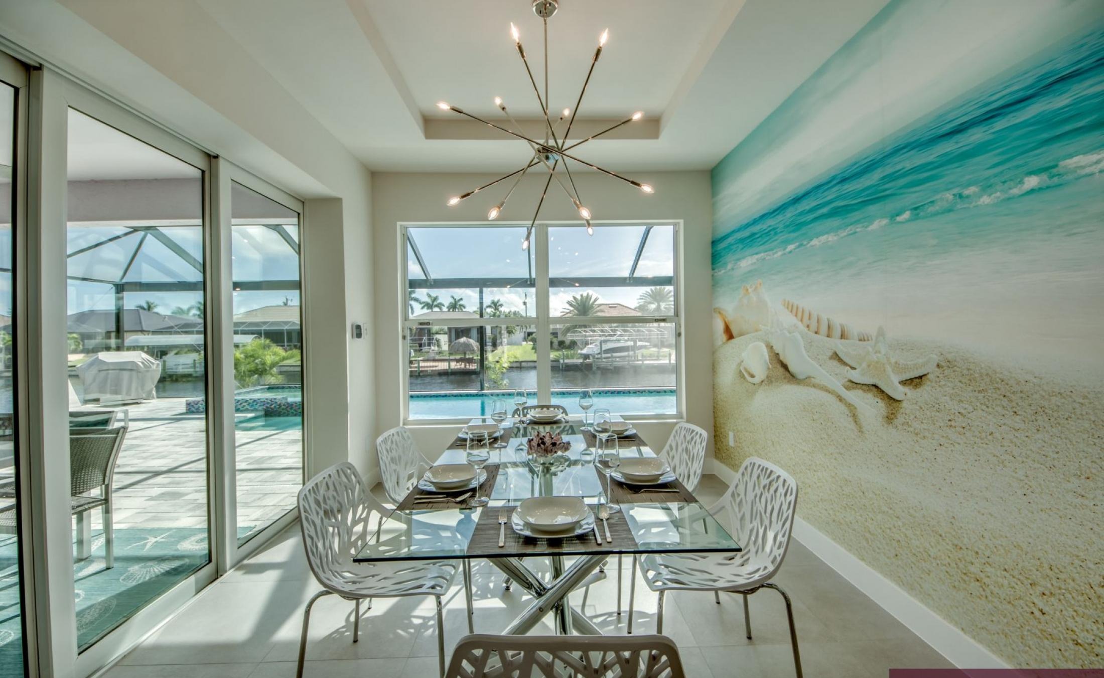 Moderne Villa am Kanal mit beheiztem Pool und Jacuzzi auf der Lanai.