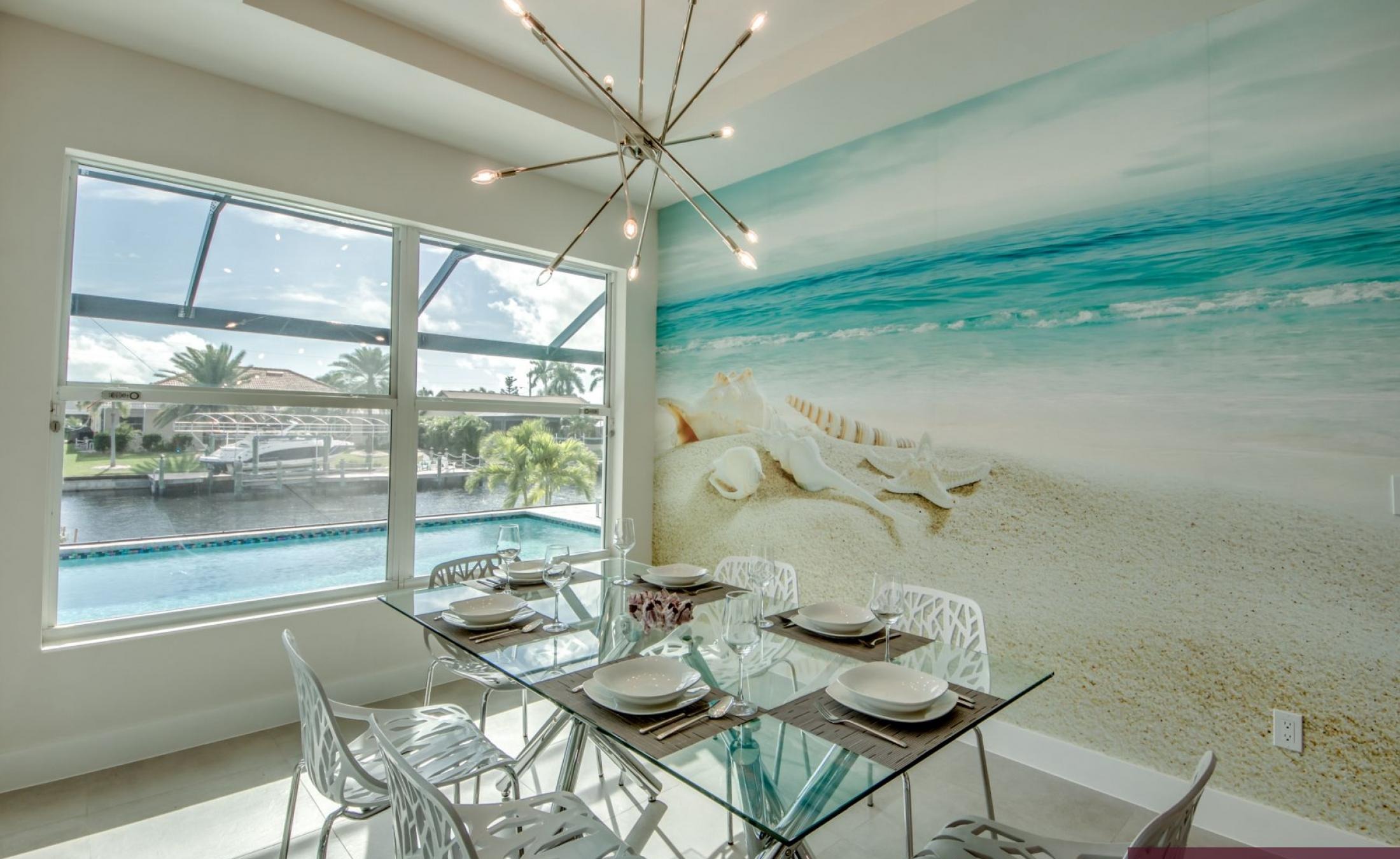 Außenbereich mit beheiztem Pool und Jacuzzi am Kanal.