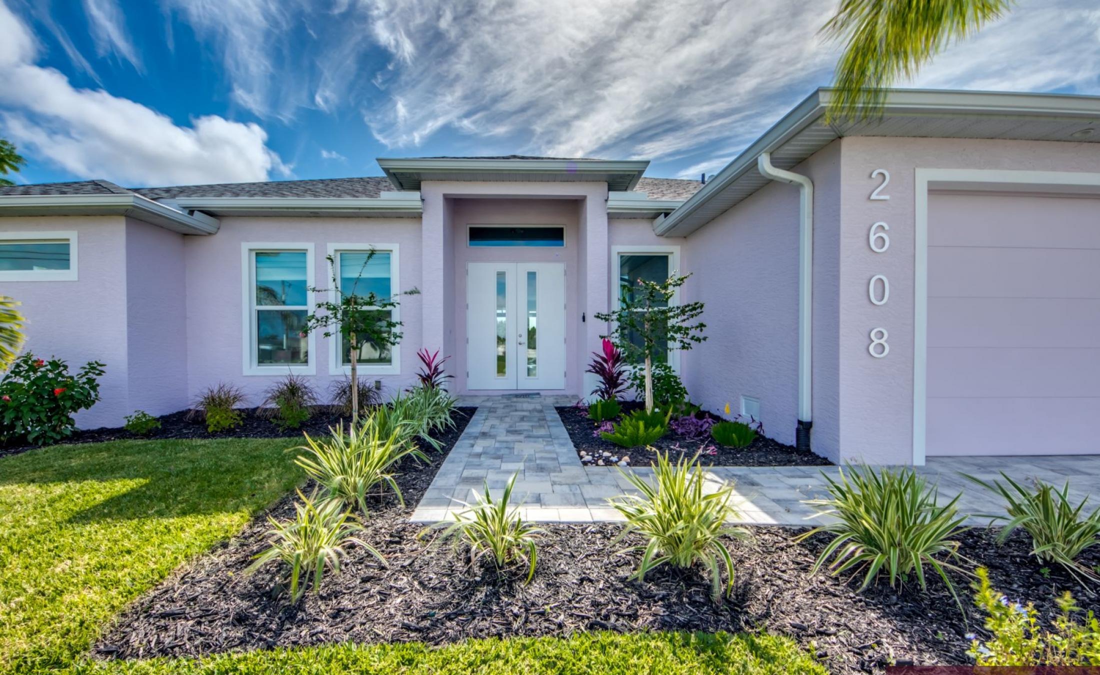 Moderne Waterfront-Villa mit beheiztem Pool und Jacuzzi am Kanal.