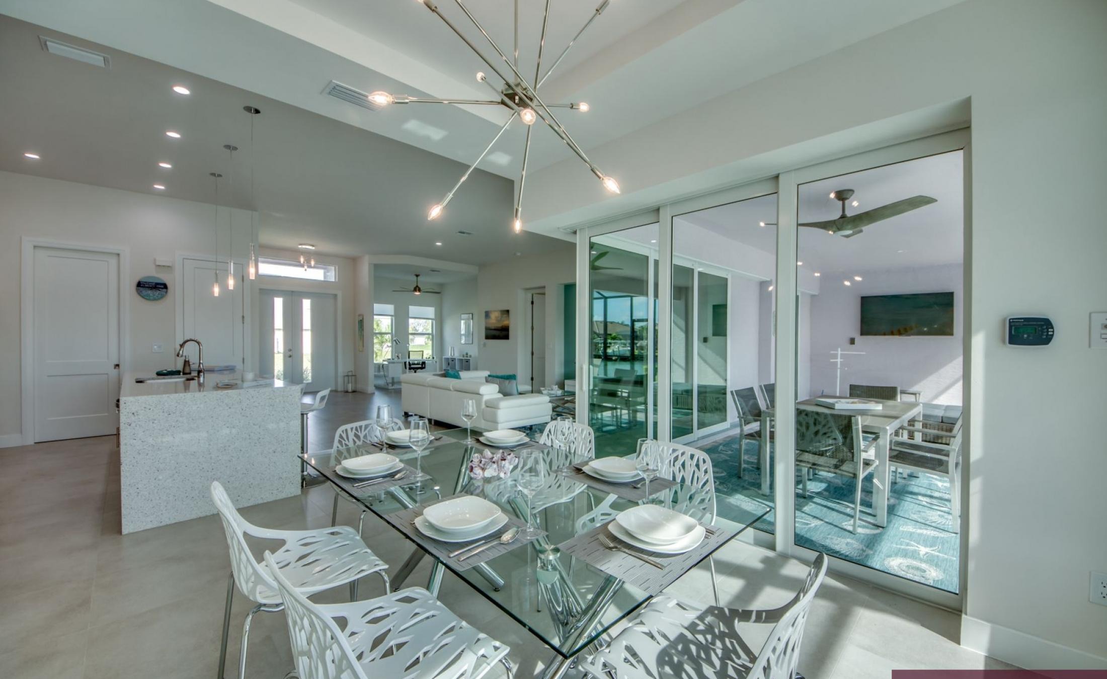 Moderne Villa am Kanal mit beheiztem Pool und Jacuzzi auf der Lanai.