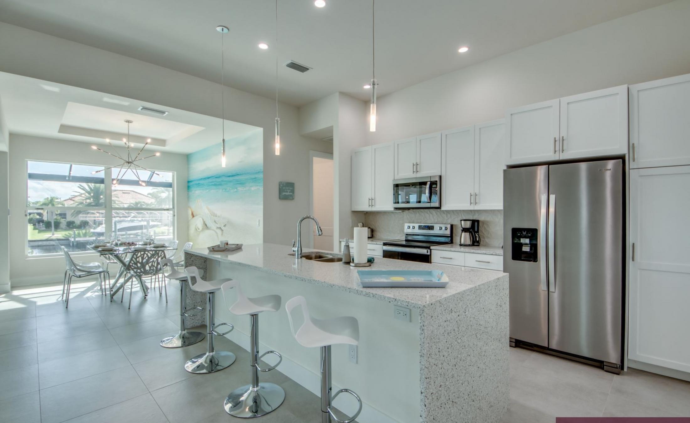 Beheizter Pool mit Jacuzzi auf der Lanai am Kanal.