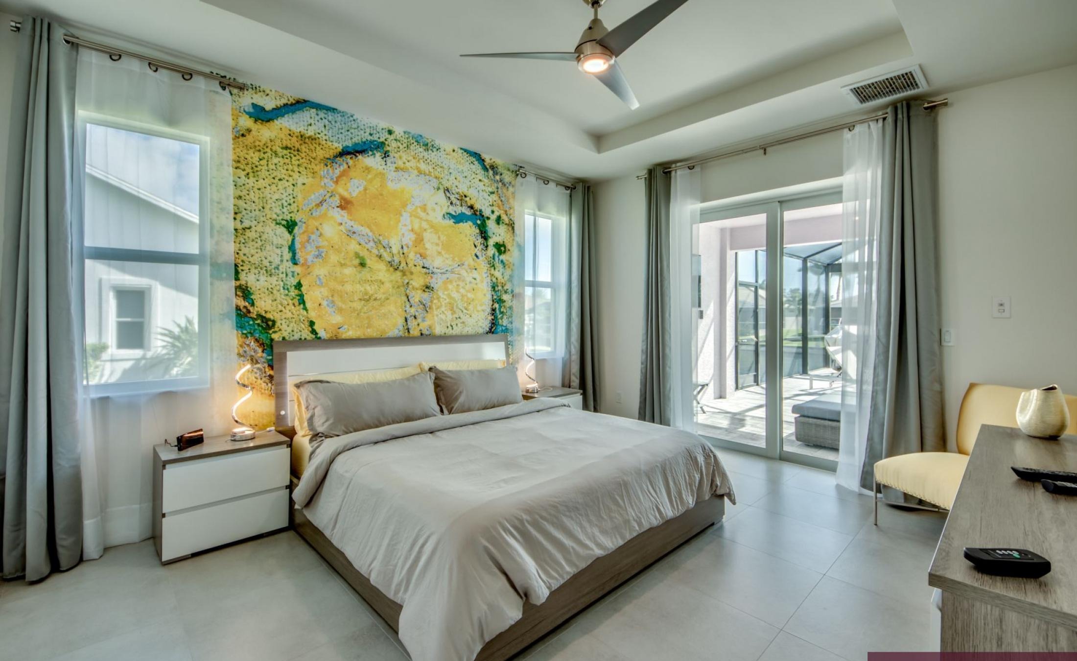 Moderne Waterfront-Villa mit beheiztem Pool und Jacuzzi an der Kanalseite.