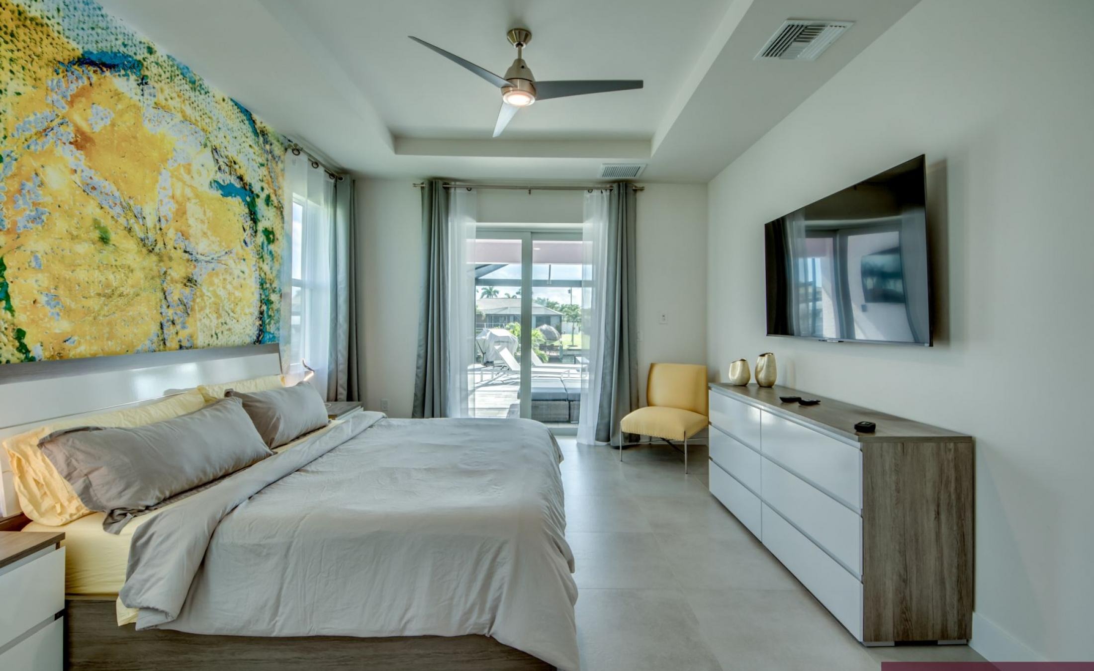 Moderne Villa am Kanal mit beheiztem Pool und Jacuzzi auf der Lanai.