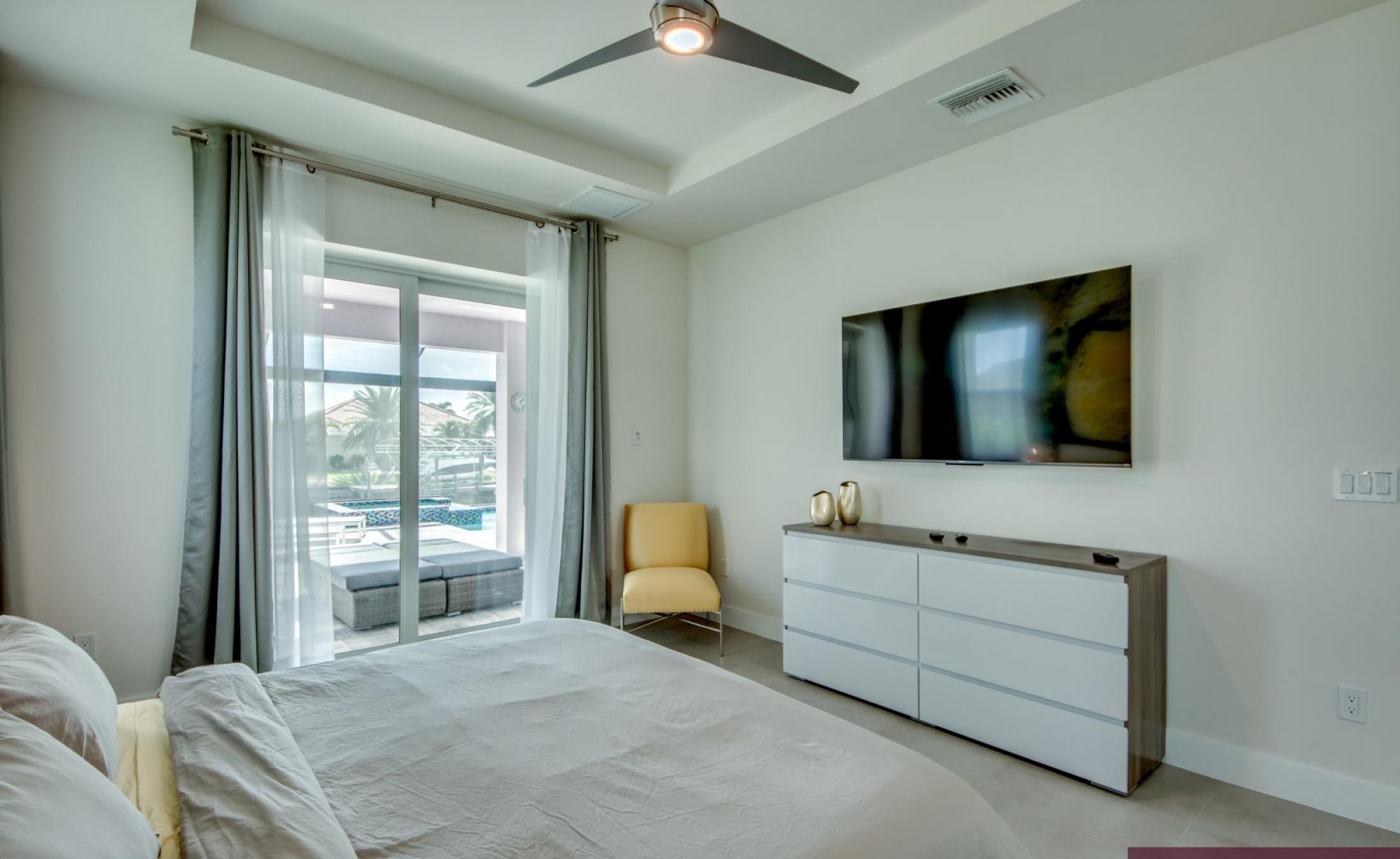 Moderne Villa am Kanal mit Pool und Jacuzzi auf der Lanai.