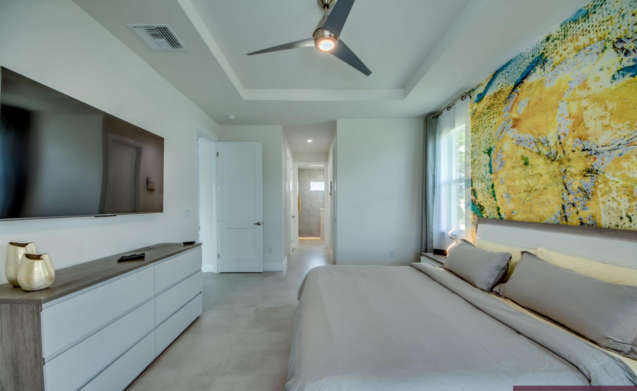 Moderne Villa am Kanal mit beheiztem Pool und Jacuzzi auf der Lanai.