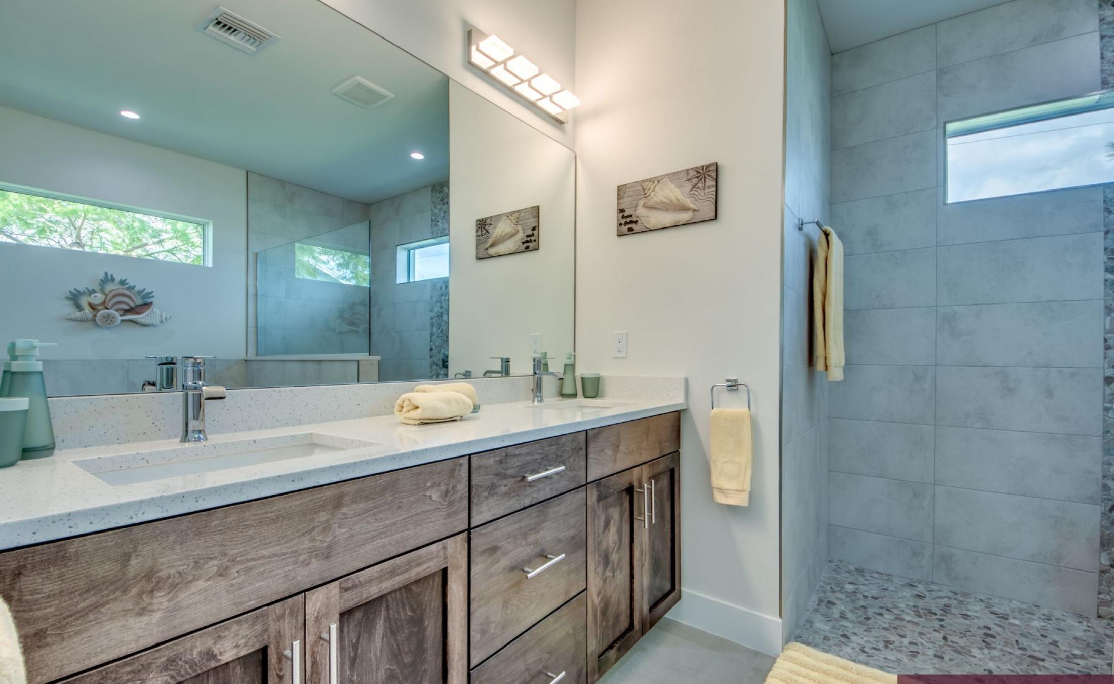 Moderne Villa am Kanal mit Pool und Jacuzzi in Südausrichtung.