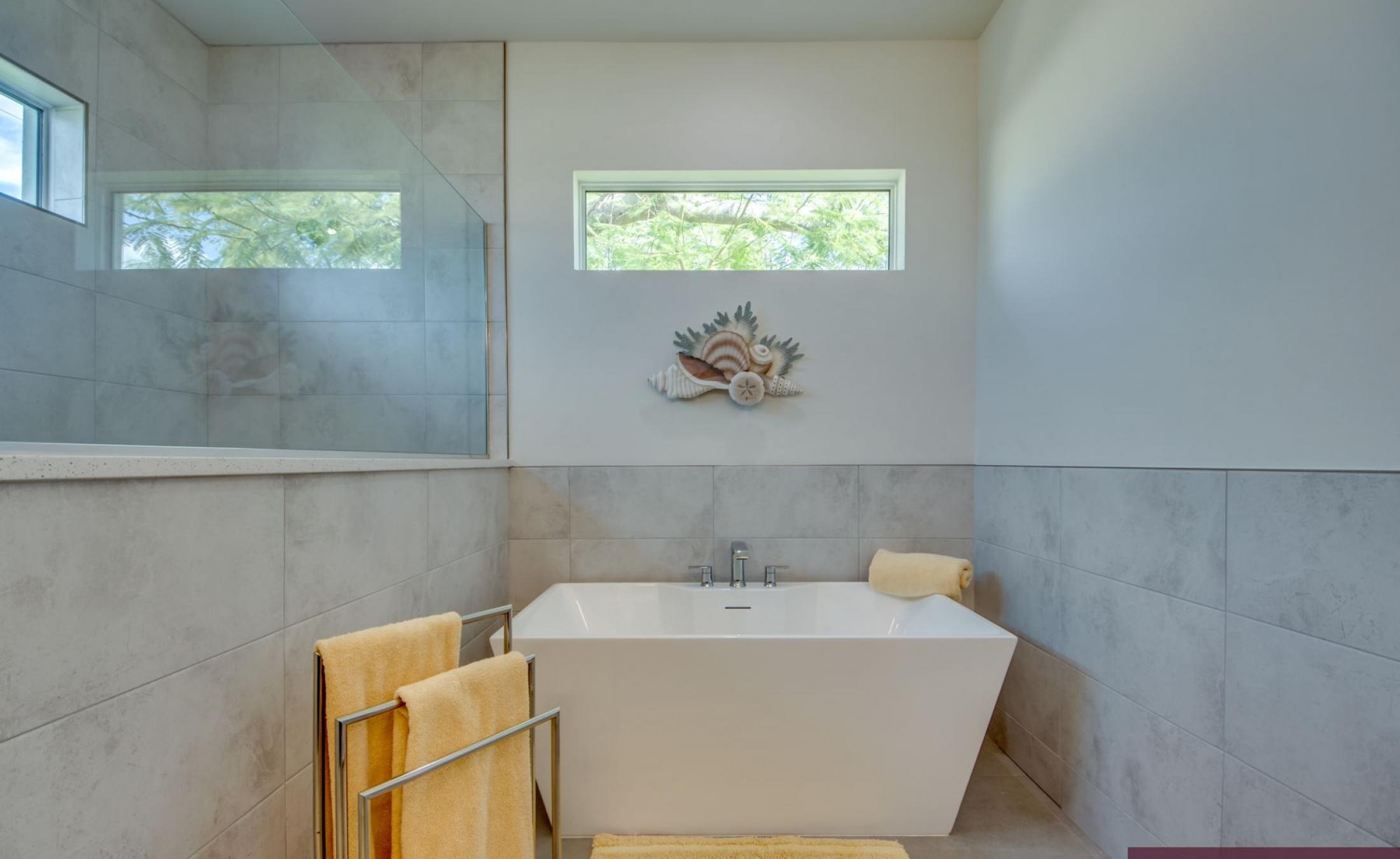 Moderner Außenbereich mit beheiztem Pool und Jacuzzi an der Uferlage.