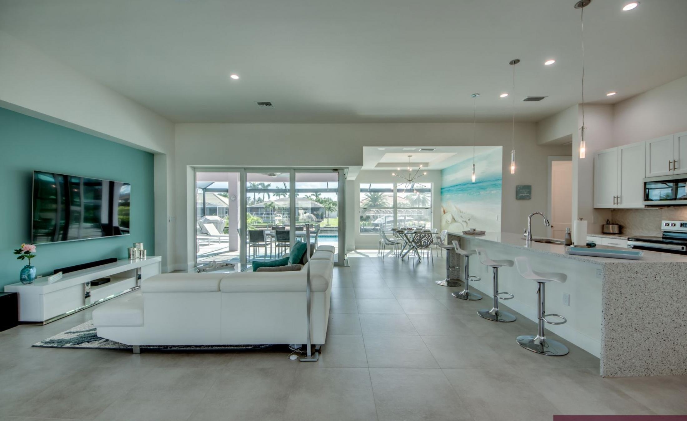 Modernes Ferienhaus am Kanal mit beheiztem Pool und Jacuzzi.