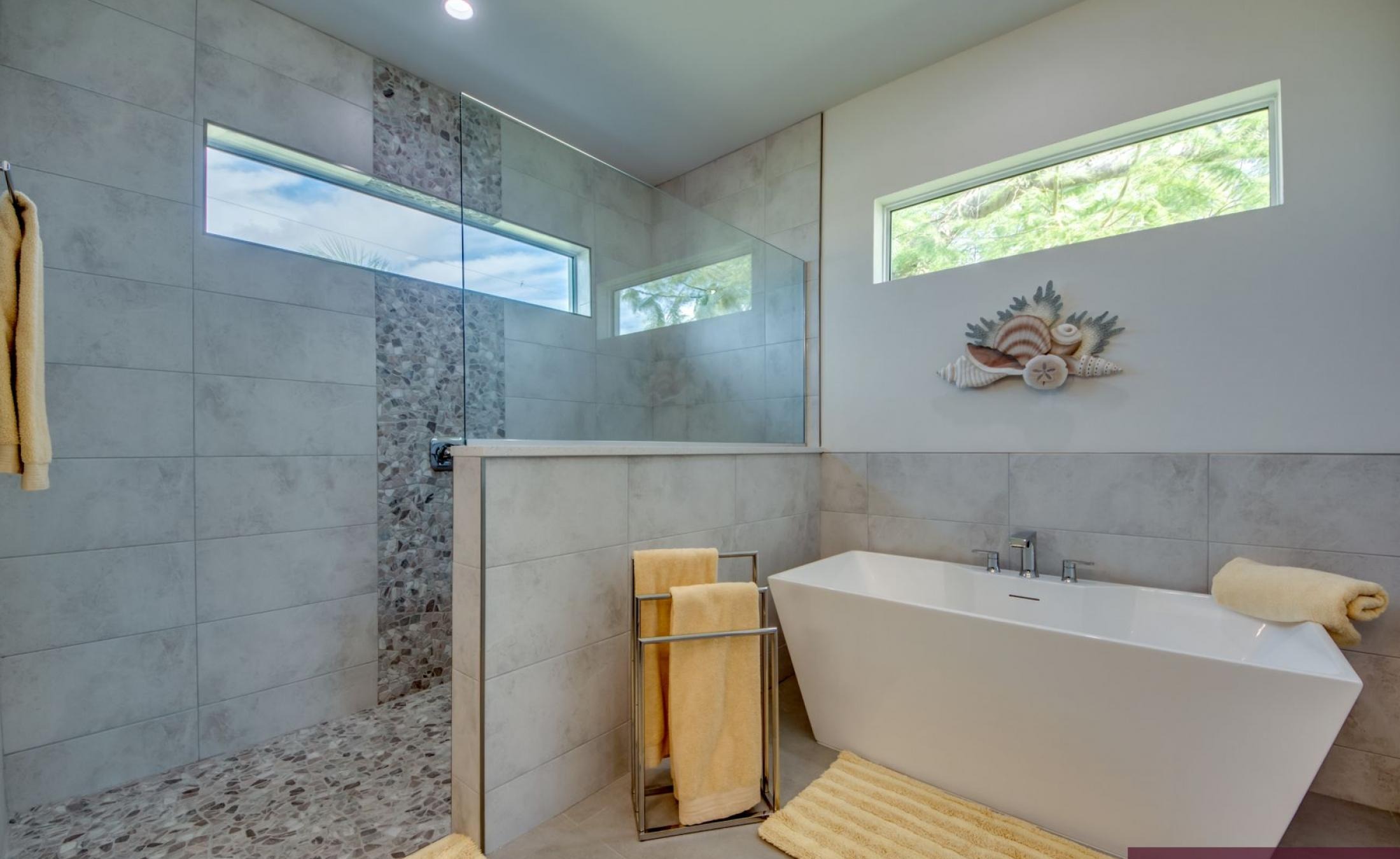 Moderne Waterfront-Villa mit Kanalblick, beheiztem Pool und Jacuzzi.