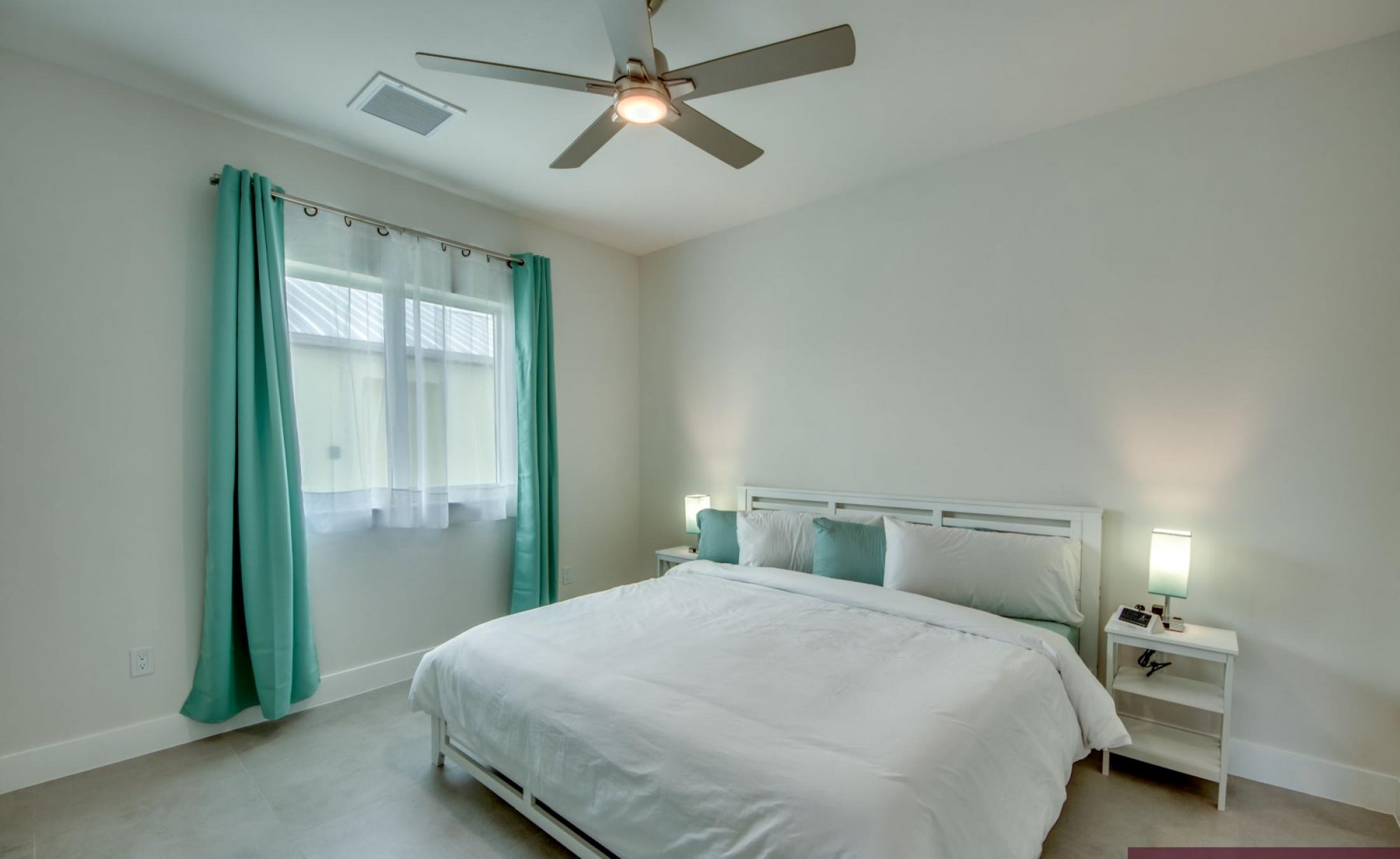 Moderne Villa am Kanal mit beheiztem Pool und Jacuzzi auf der Lanai.