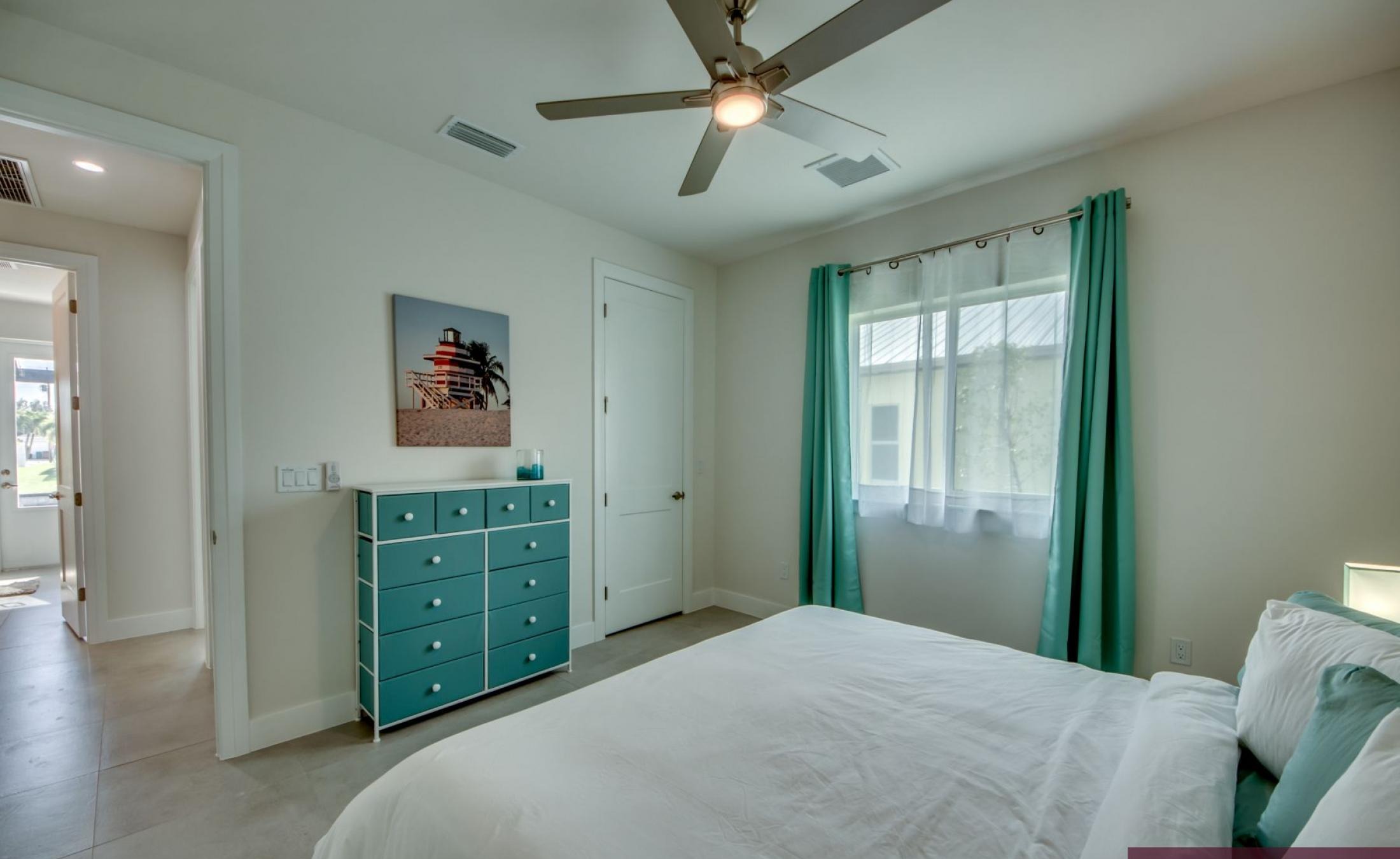 Überdachte Lanai mit beheiztem Pool und Jacuzzi am Kanal.