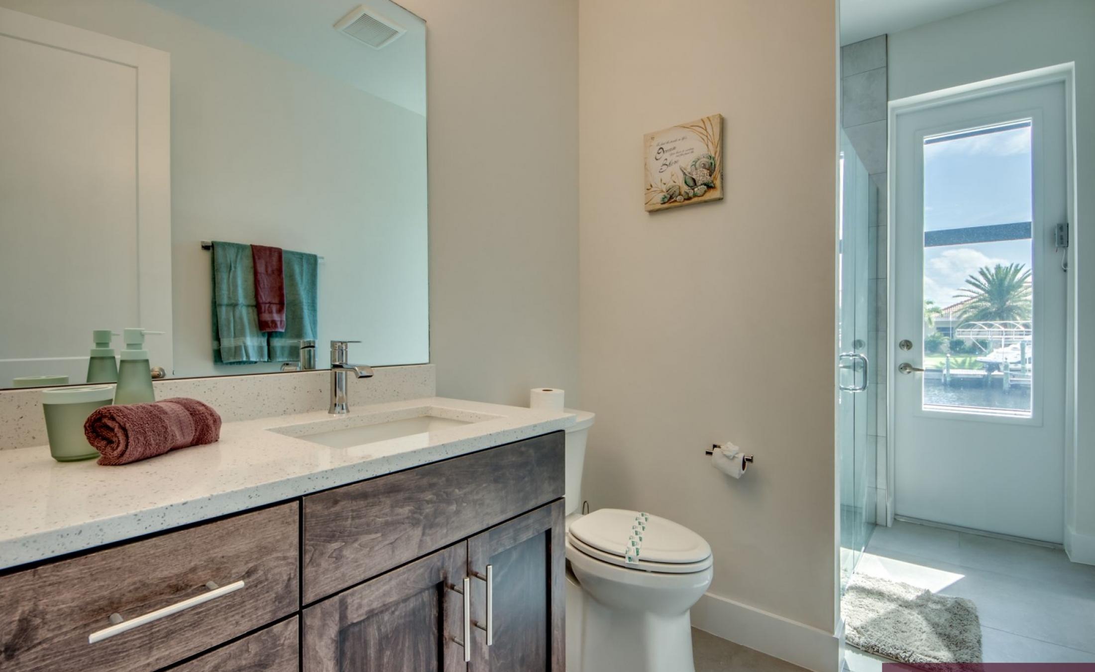 Moderne Villa am Kanal mit beheiztem Pool und Jacuzzi auf der Lanai.