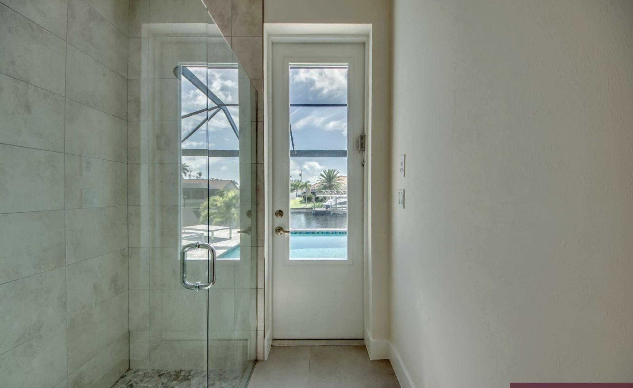 Beheizter Pool mit Jacuzzi auf der Lanai am Kanal (Waterfront).