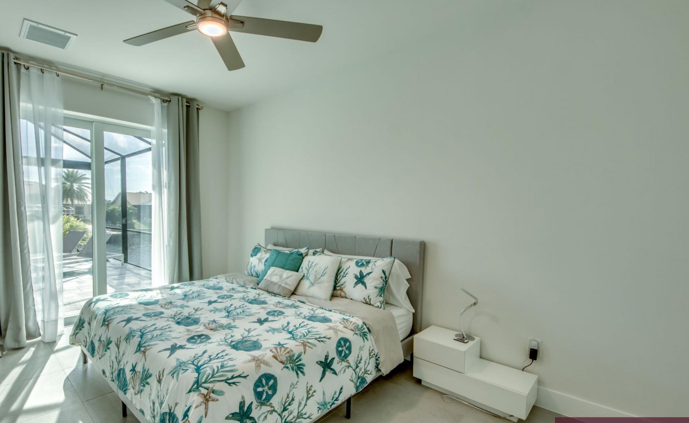 Moderne Waterfront-Villa mit beheiztem Pool und Jacuzzi am Kanal.