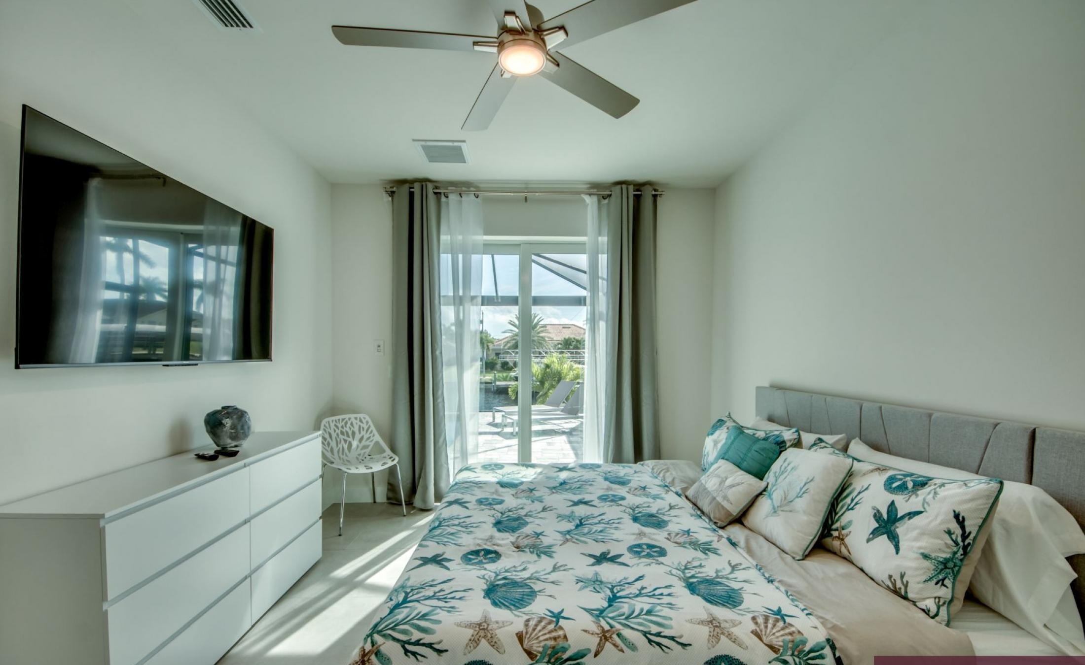 Moderne Waterfront-Villa mit Pool und Jacuzzi am Kanal.