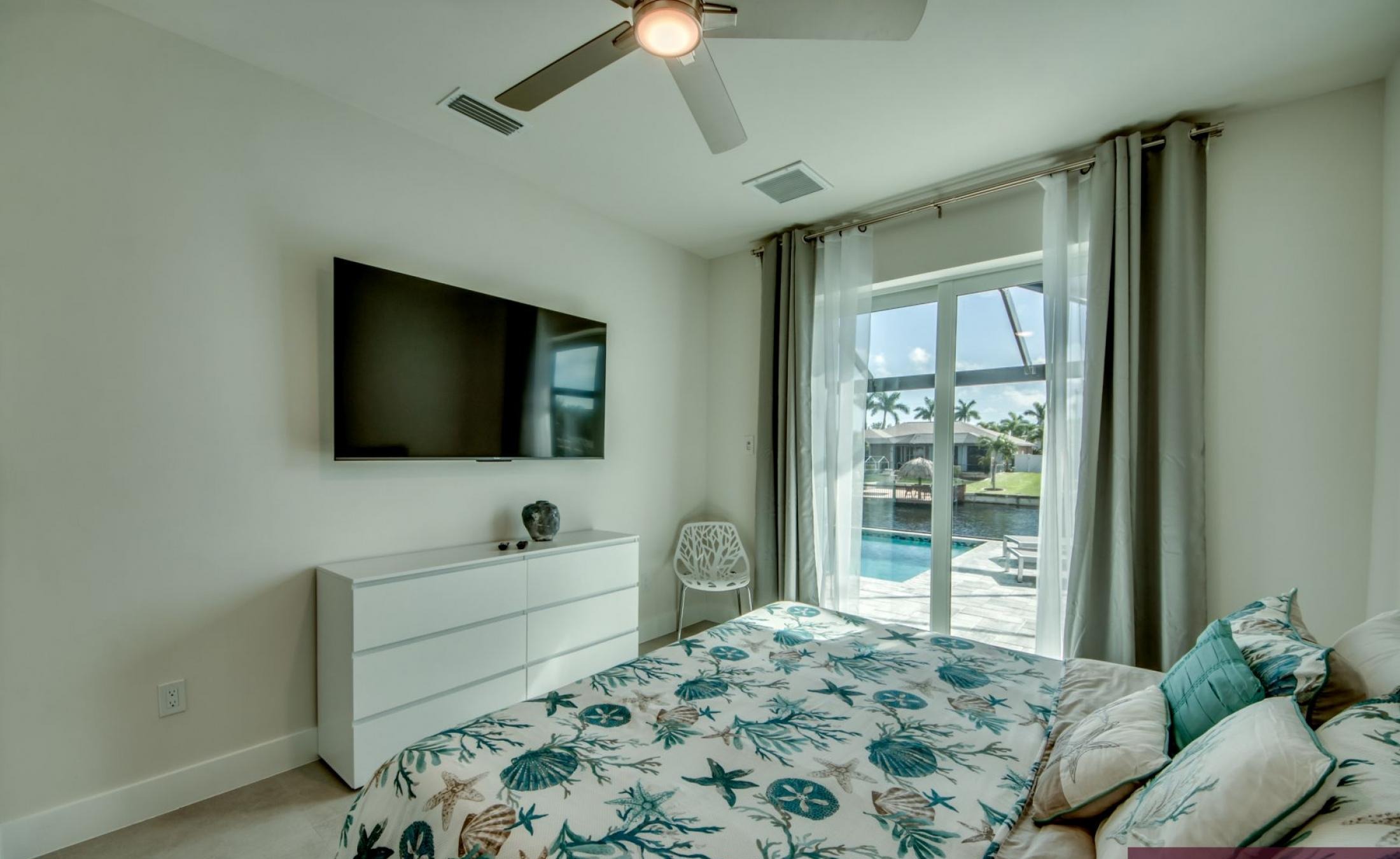 Moderne Villa am Kanal mit Pool und Jacuzzi in Südausrichtung.