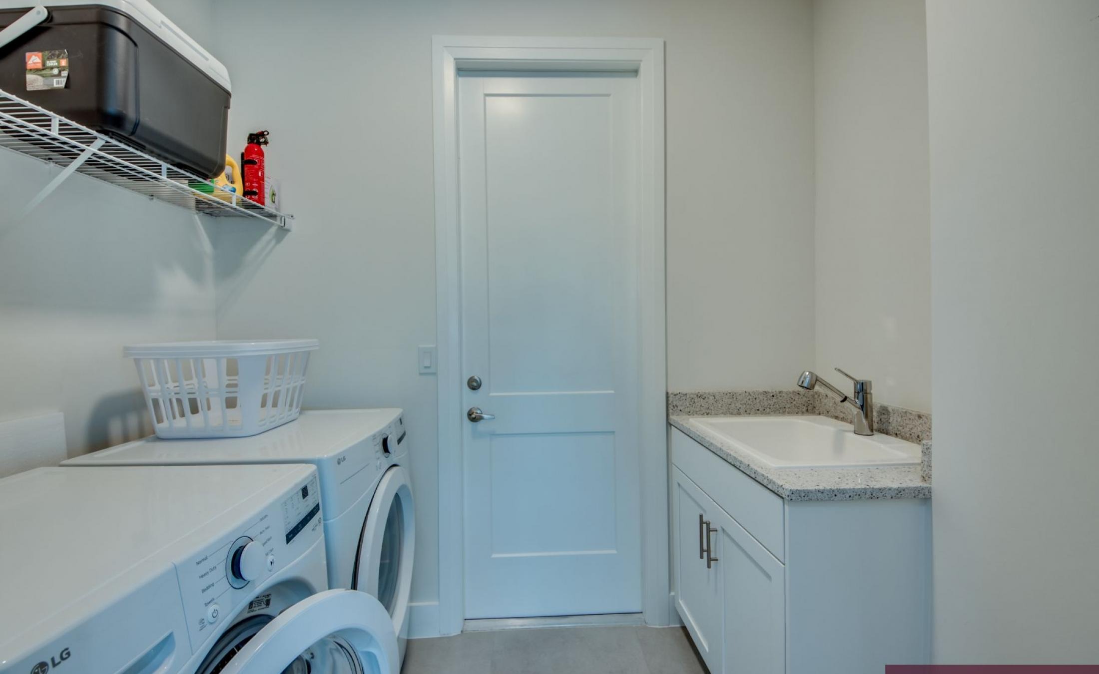 Moderne Villa am Kanal mit beheiztem Pool und Jacuzzi.