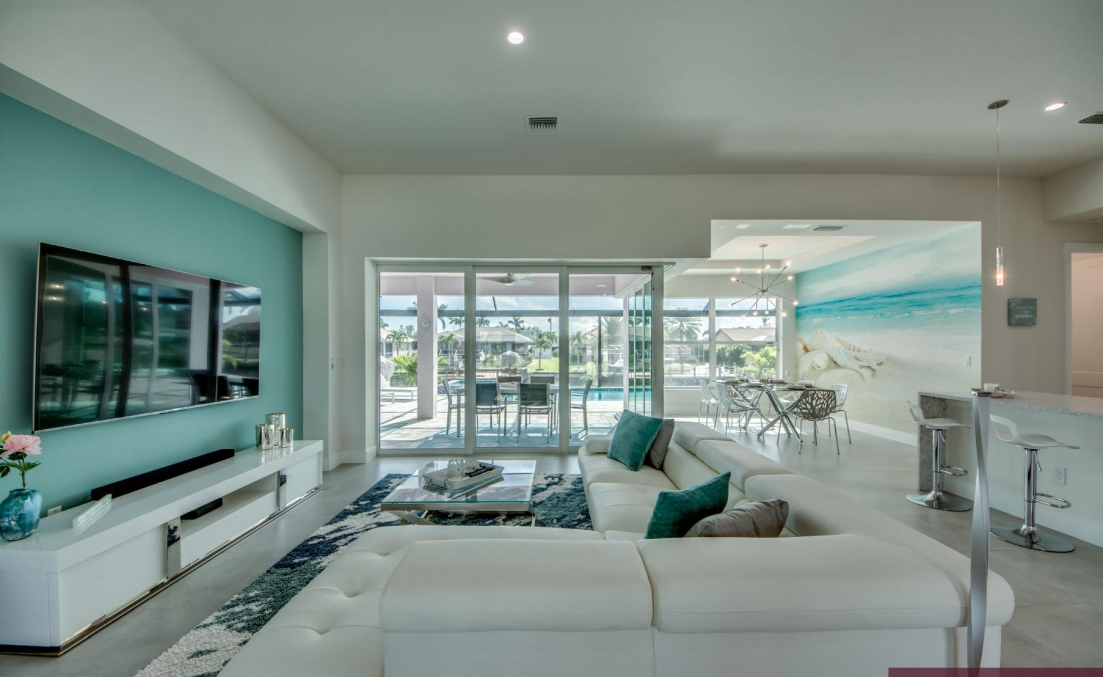 Moderne Villa am Kanal mit beheiztem Pool und Jacuzzi.