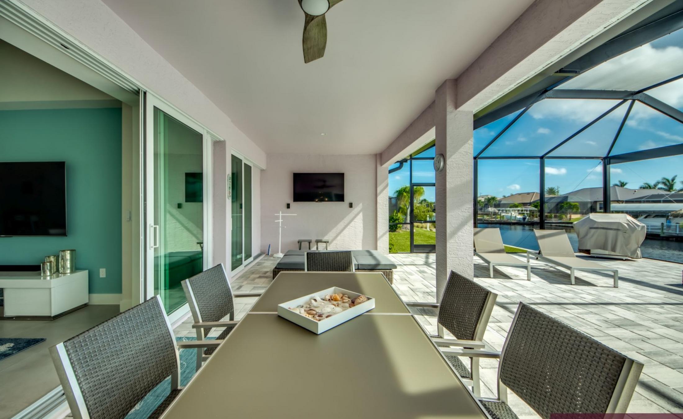 Moderne Villa am Kanal mit Pool und Jacuzzi.