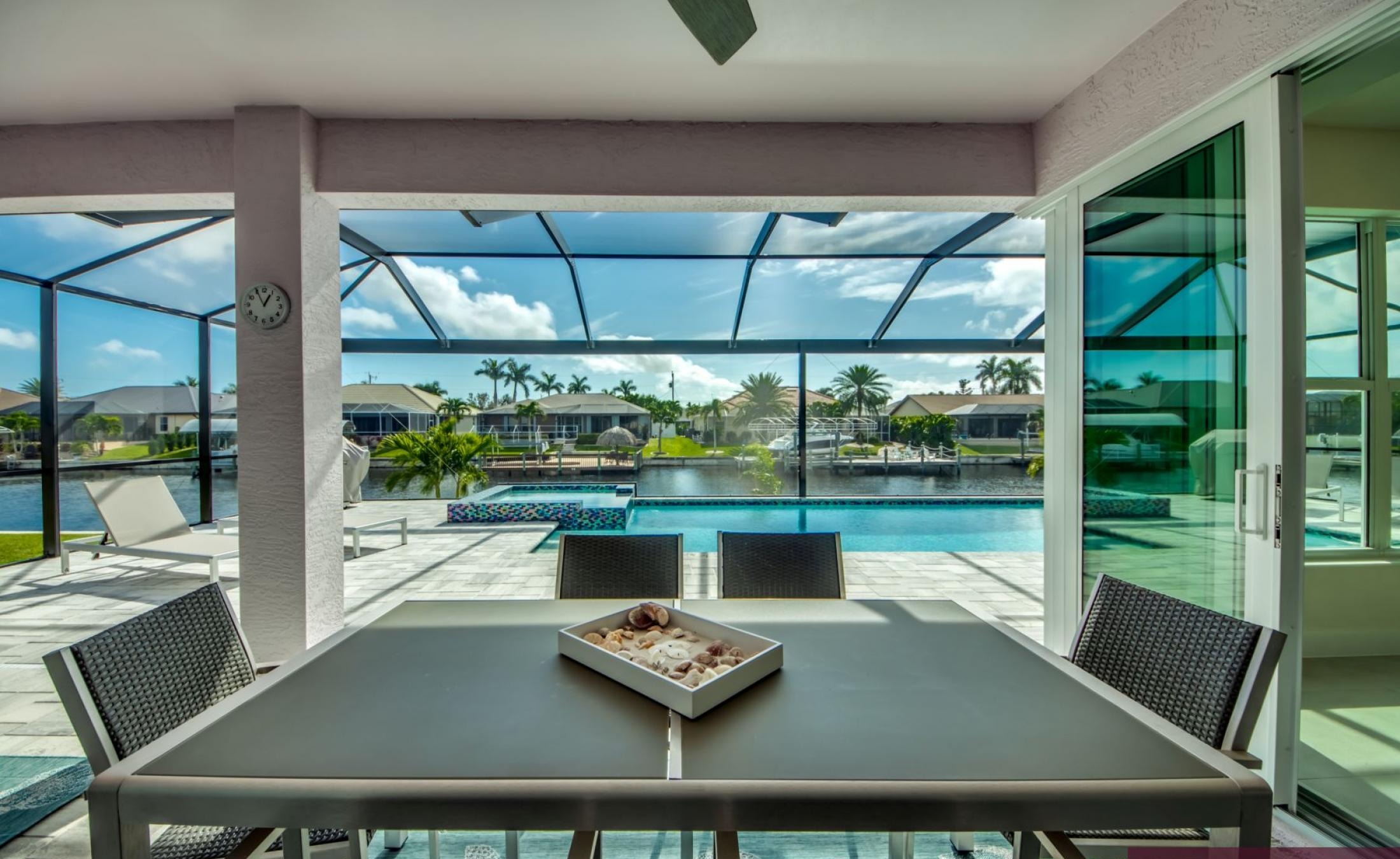 Moderne Villa am Kanal mit beheiztem Pool und Jacuzzi.