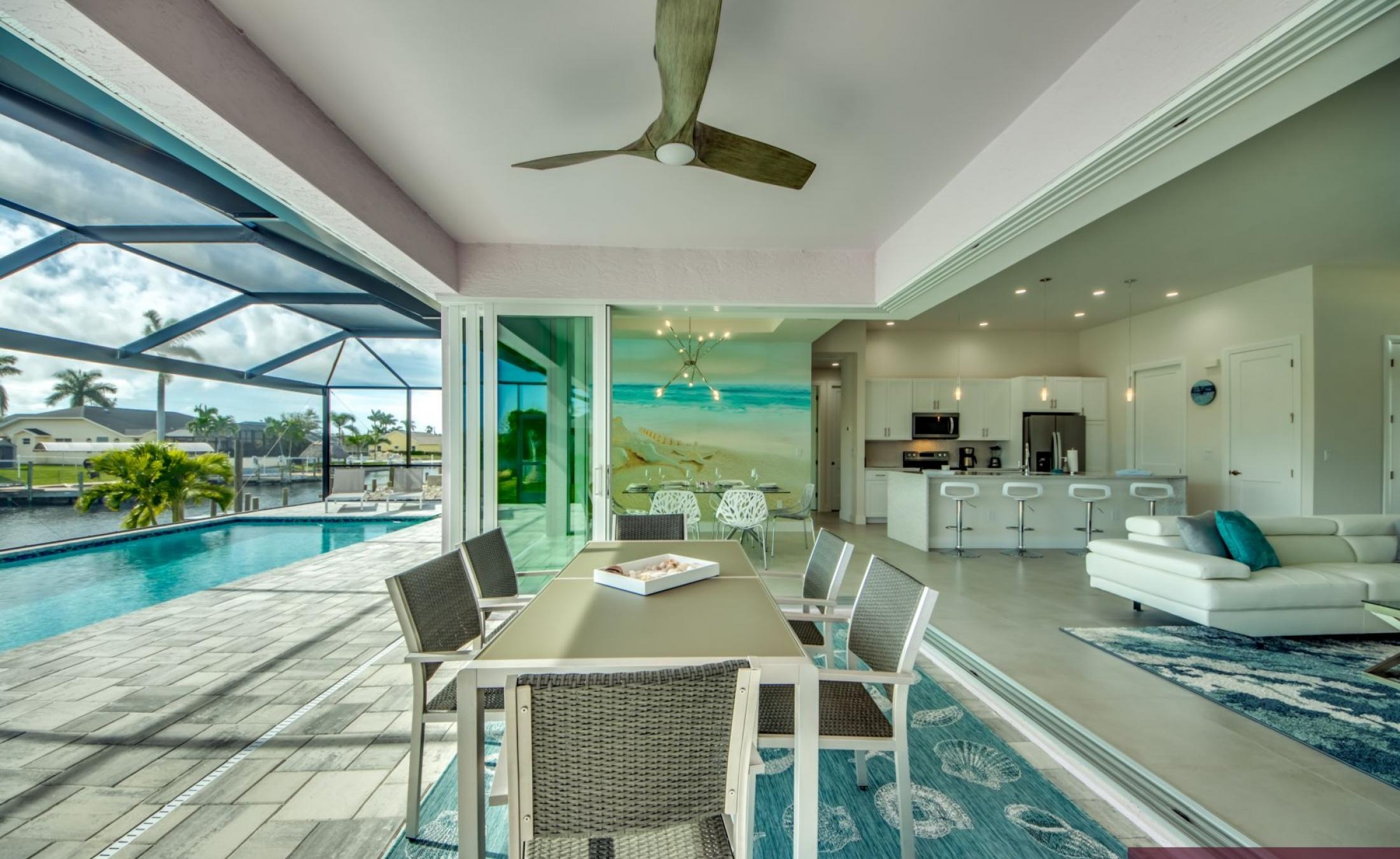 Moderner Poolbereich mit Lanai, beheiztem Pool und Jacuzzi am Kanal.