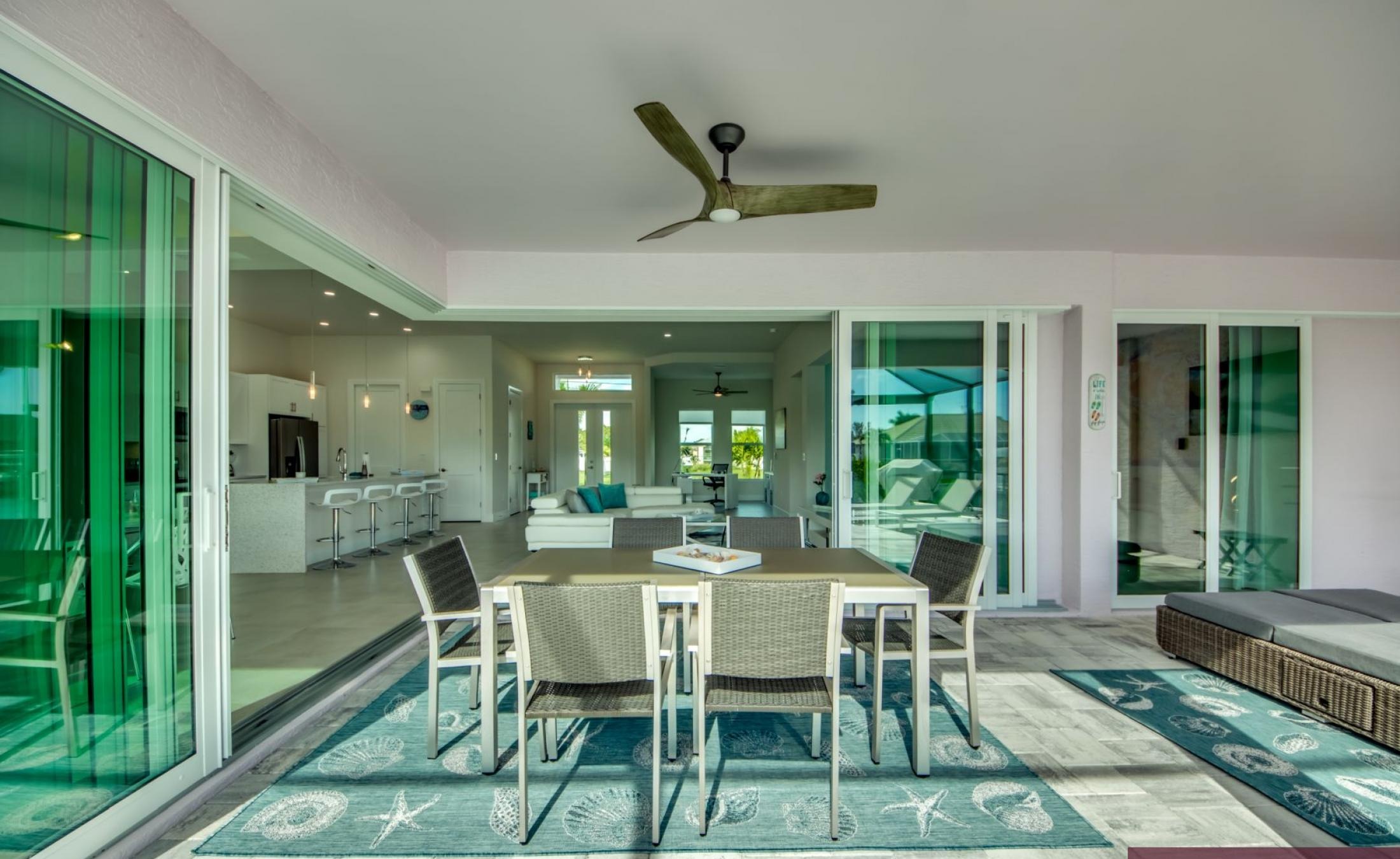 Blick auf den Kanal am Wassergrundstück mit Zugang zum Golf von Mexiko.