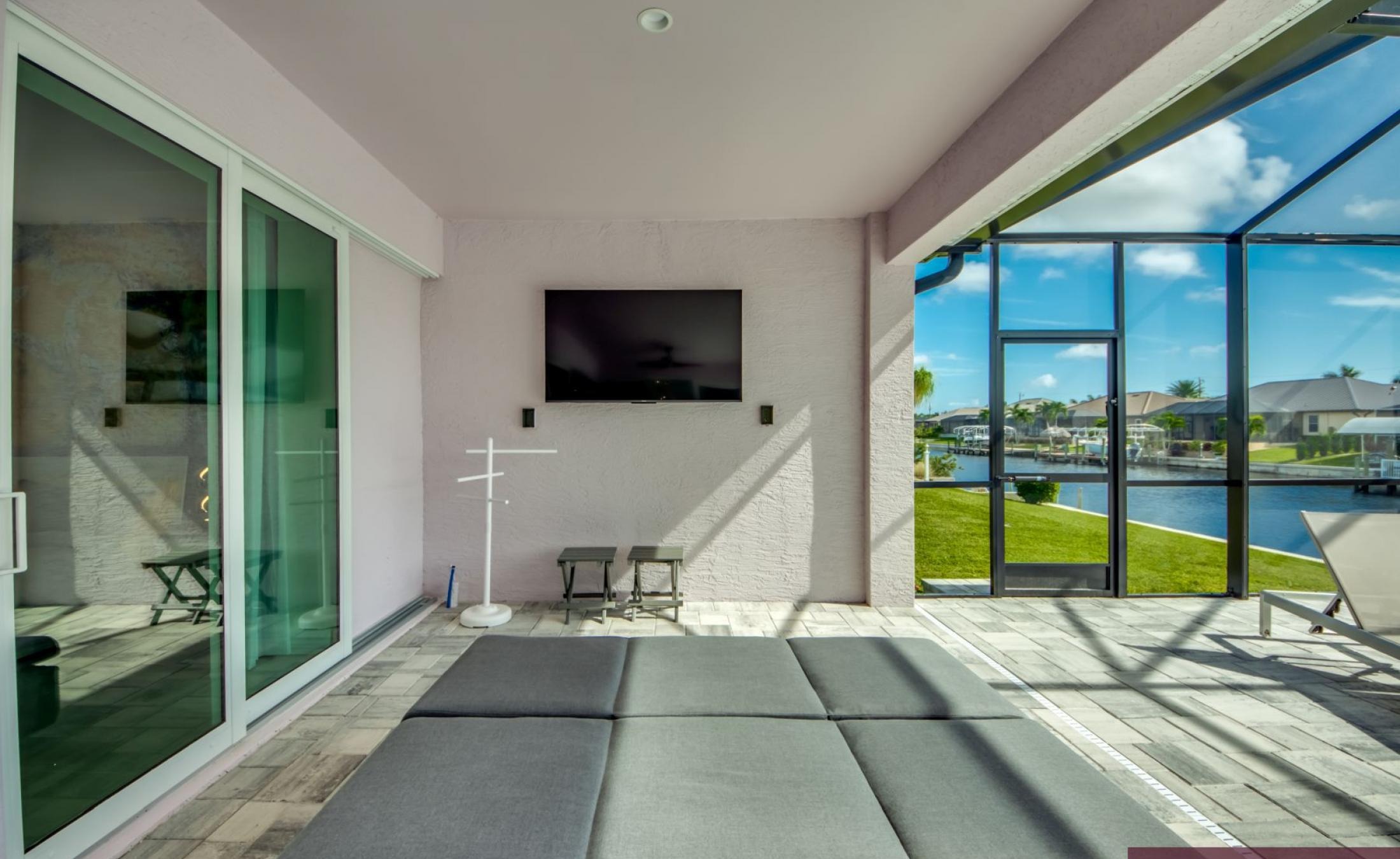 Moderner Poolbereich mit elektrisch beheiztem Pool und Jacuzzi auf der Lanai am Kanal.