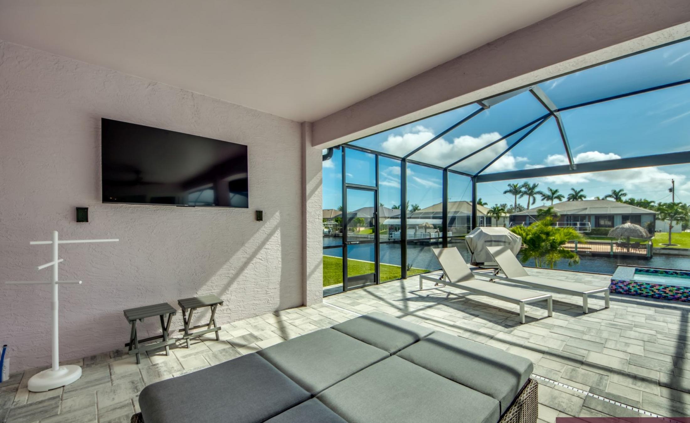 Moderne Villa am Kanal mit Pool und Jacuzzi in Südausrichtung.