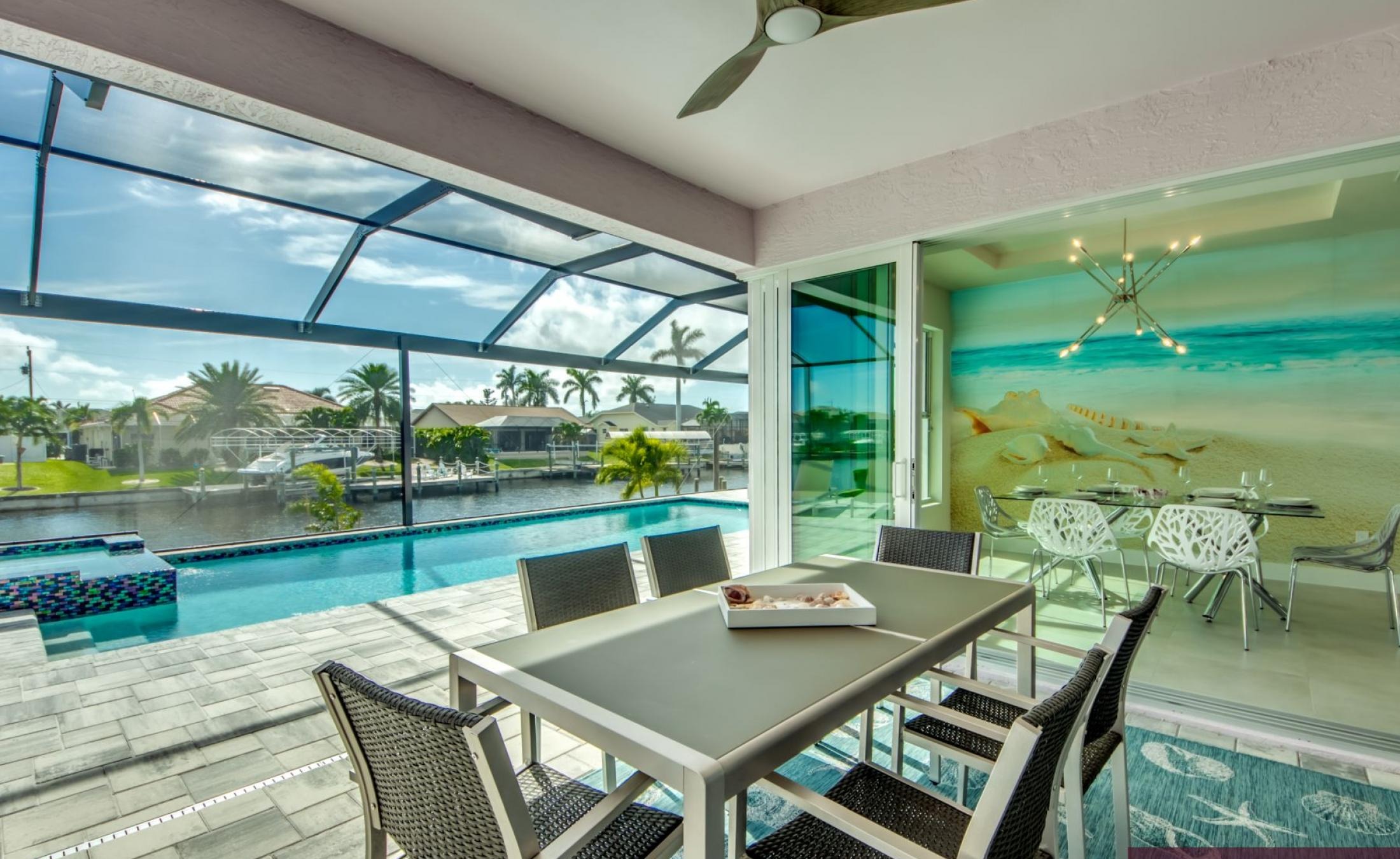 Moderne Villa am Kanal mit beheiztem Pool und Jacuzzi auf der Lanai.