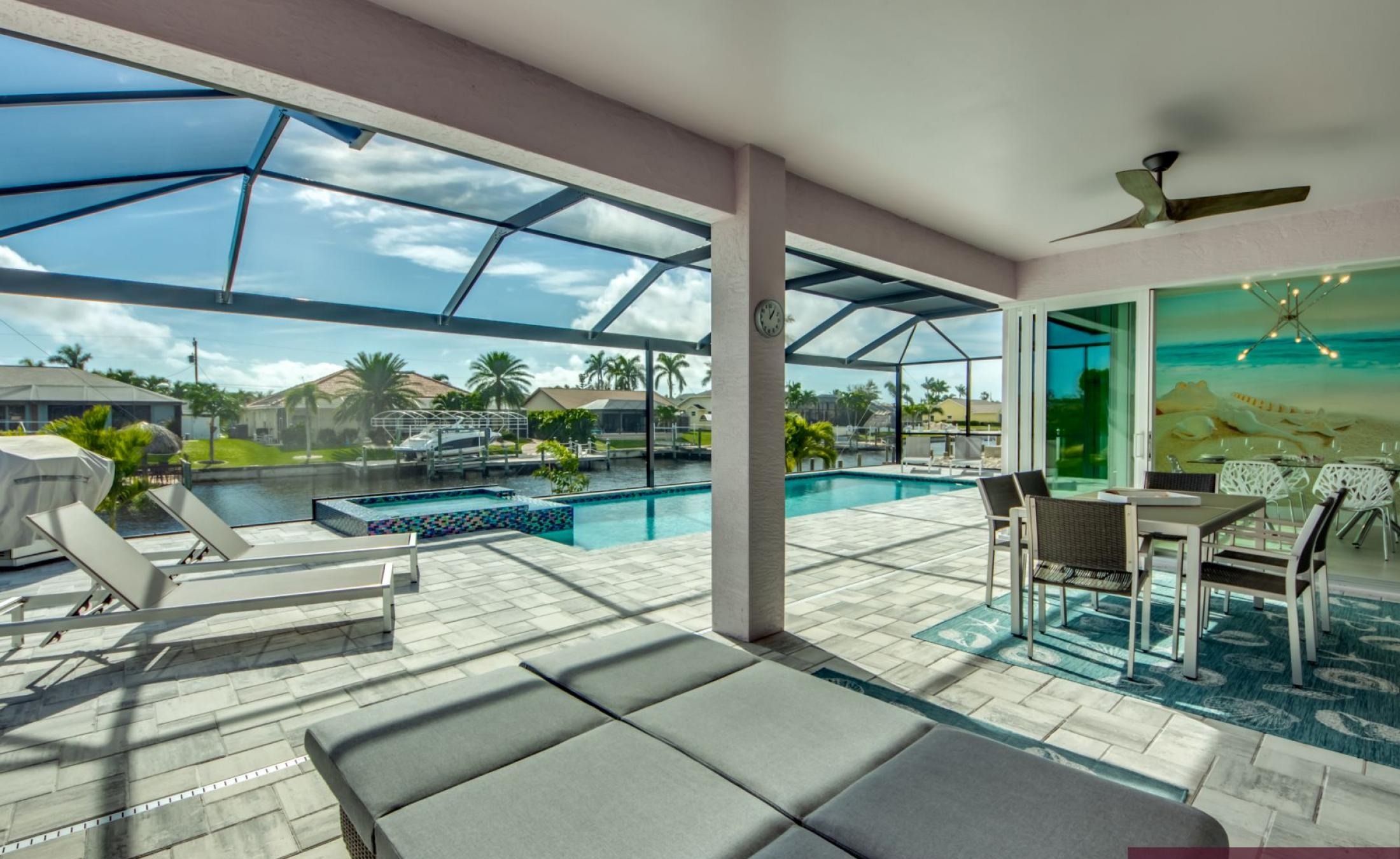 Moderner Outdoor-Bereich mit beheiztem Pool und Jacuzzi am Kanal.