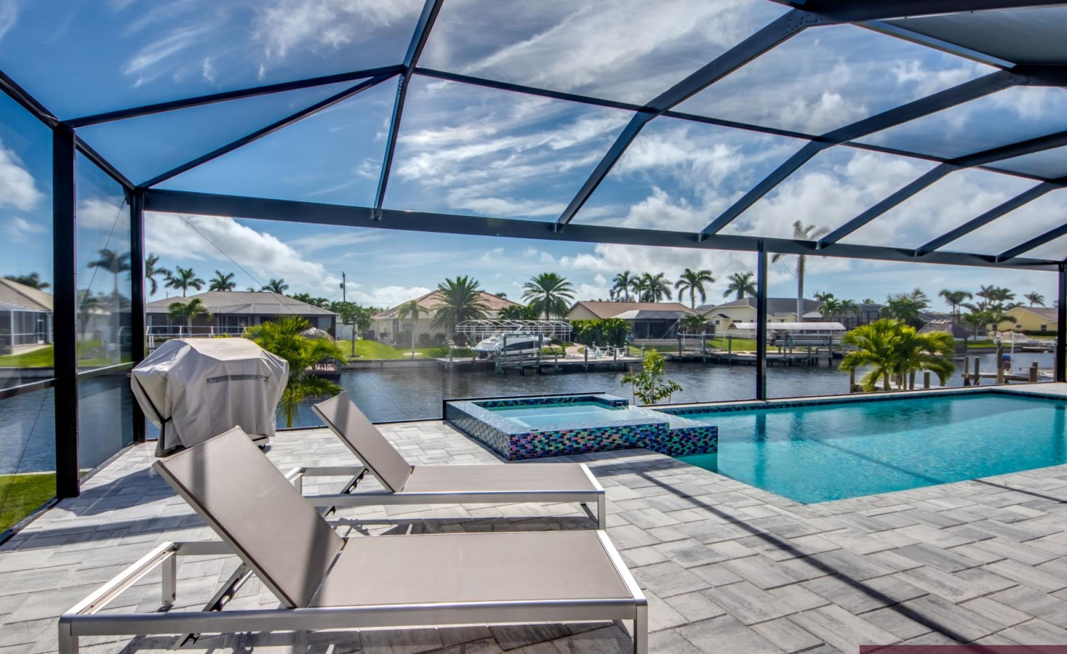 Elektrisch beheizter Pool mit integriertem Jacuzzi auf der sonnigen Lanai.