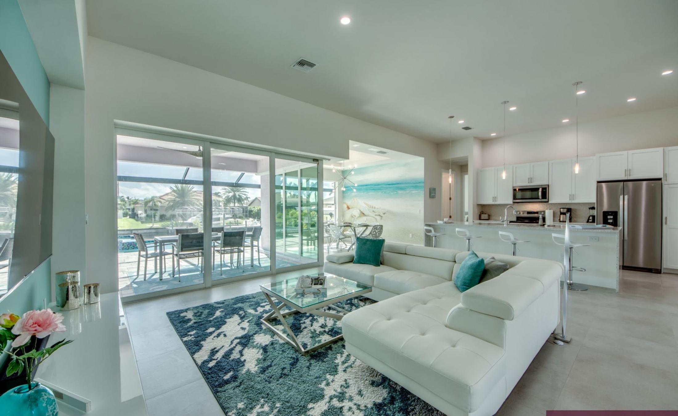 Moderne Villa am Kanal mit beheiztem Pool und Jacuzzi auf der Lanai.