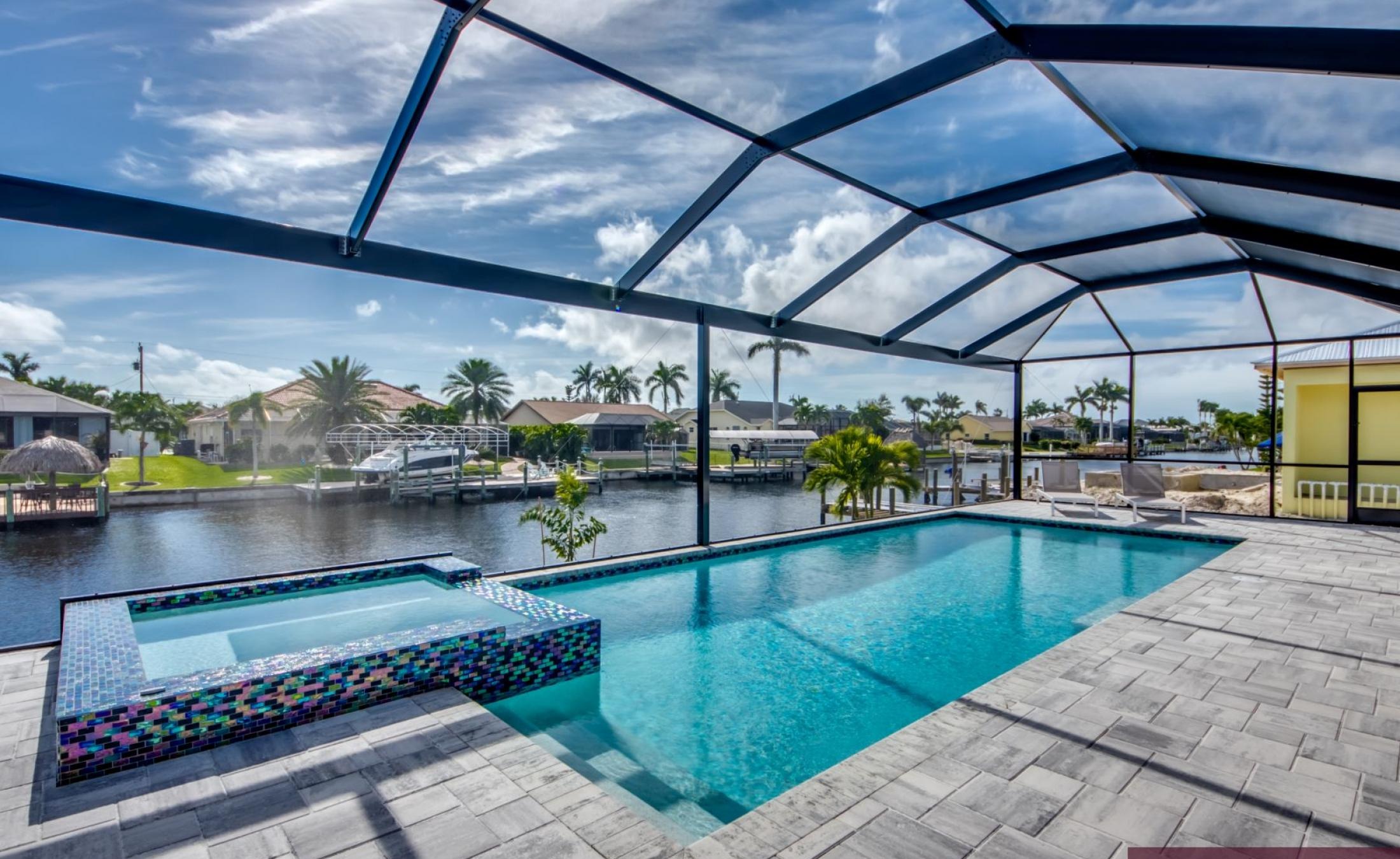 Beheizter Pool mit integriertem Whirlpool auf der Lanai am Kanal.