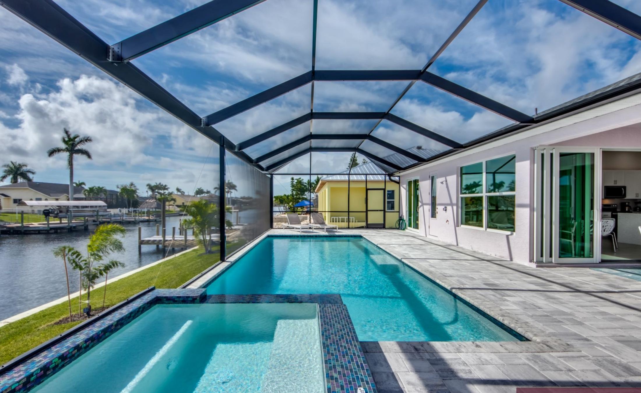 Moderne Villa am Kanal mit beheiztem Pool und Jacuzzi auf der Lanai.