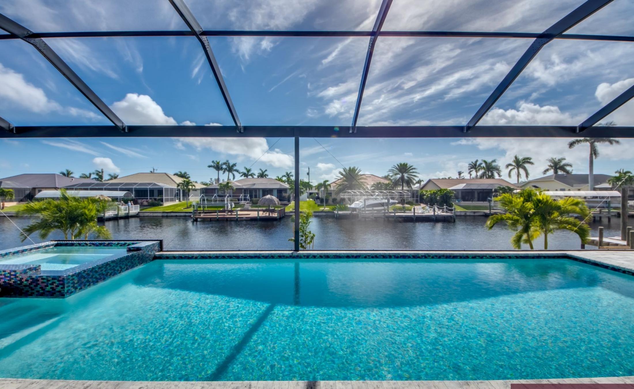 Moderne Villa am Kanal mit Pool und Jacuzzi in sonniger Südausrichtung.