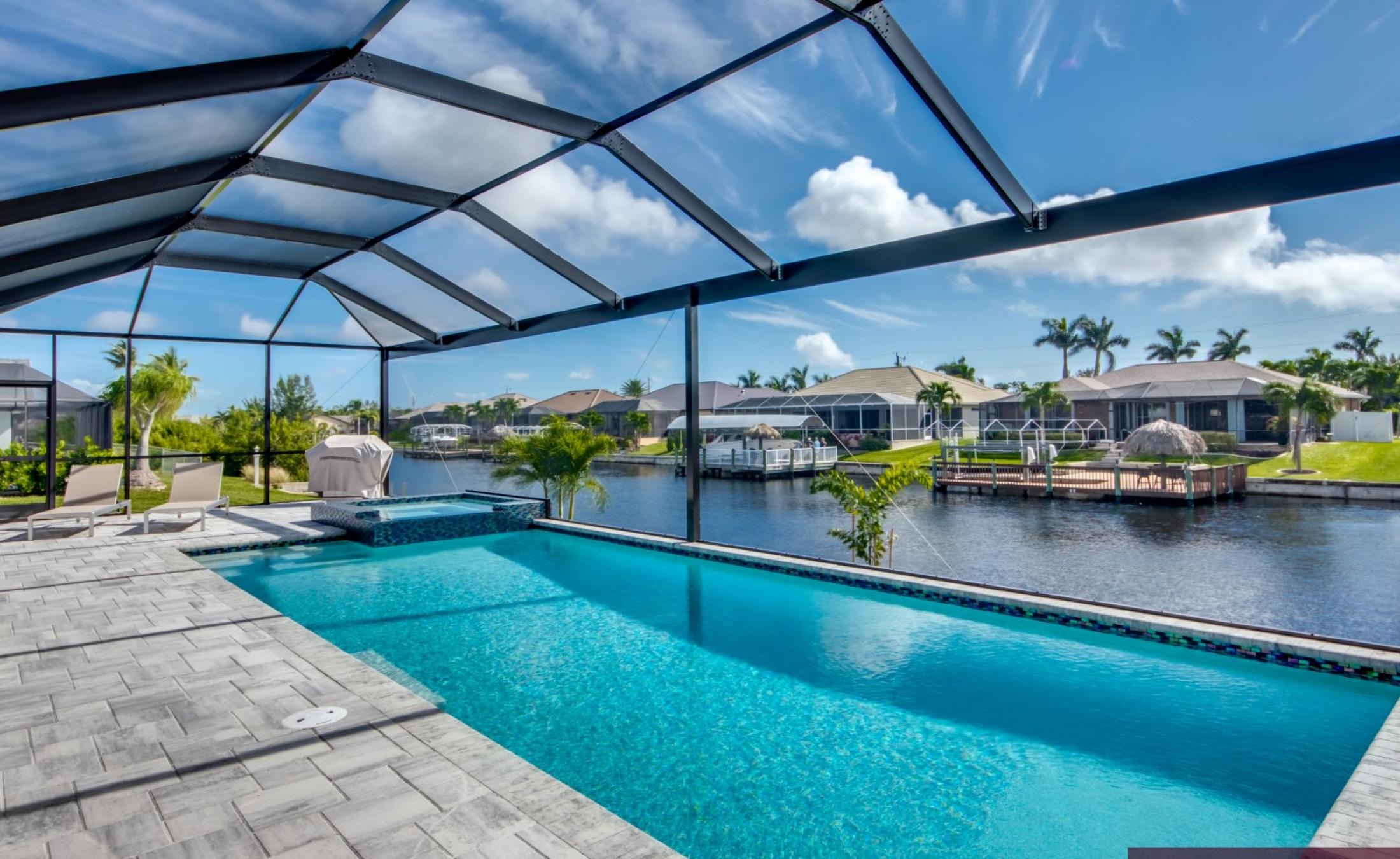 Beheizter Pool mit Jacuzzi auf der Lanai am Kanal.