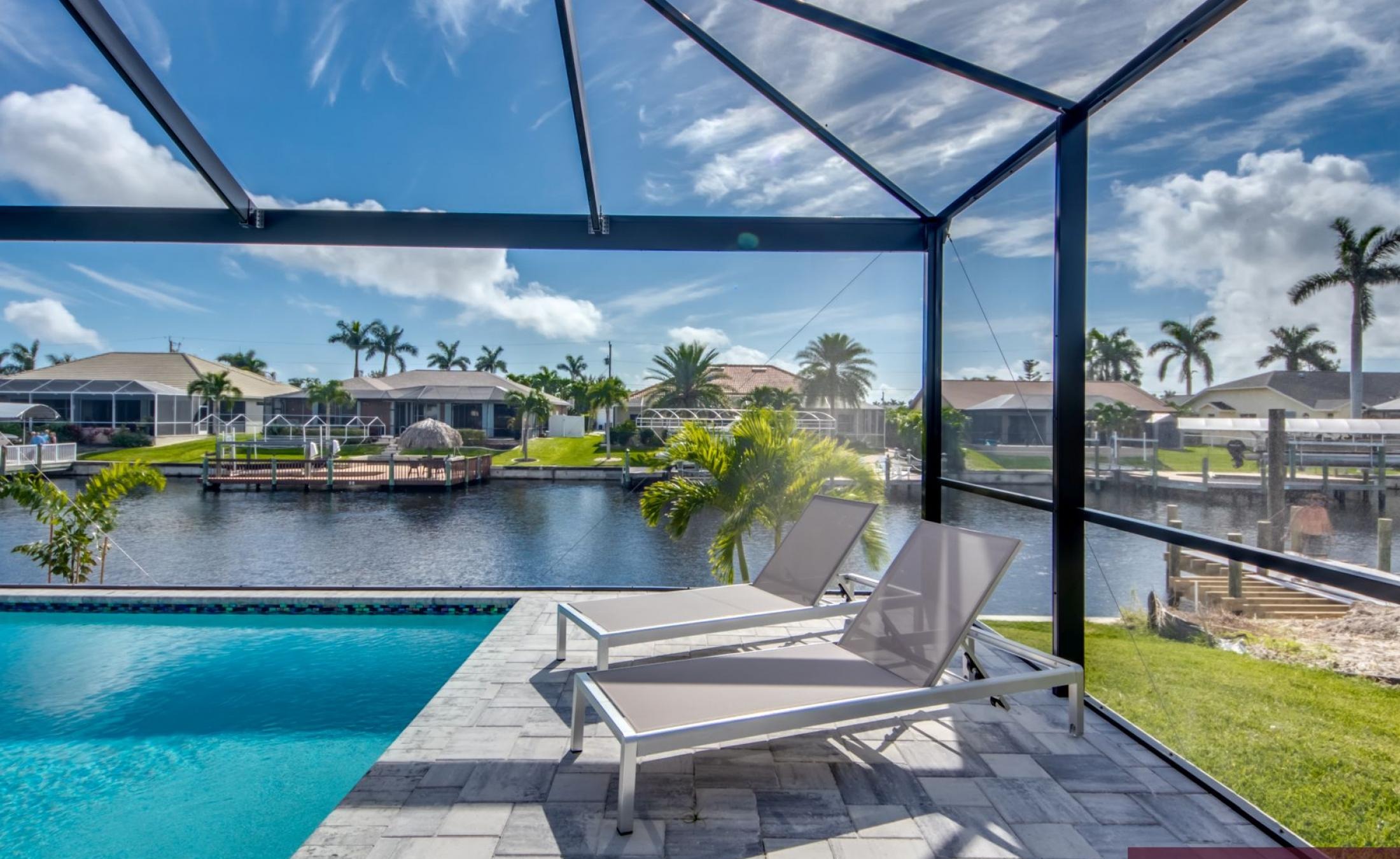 Moderne Villa am Kanal mit Pool und Jacuzzi in Südausrichtung