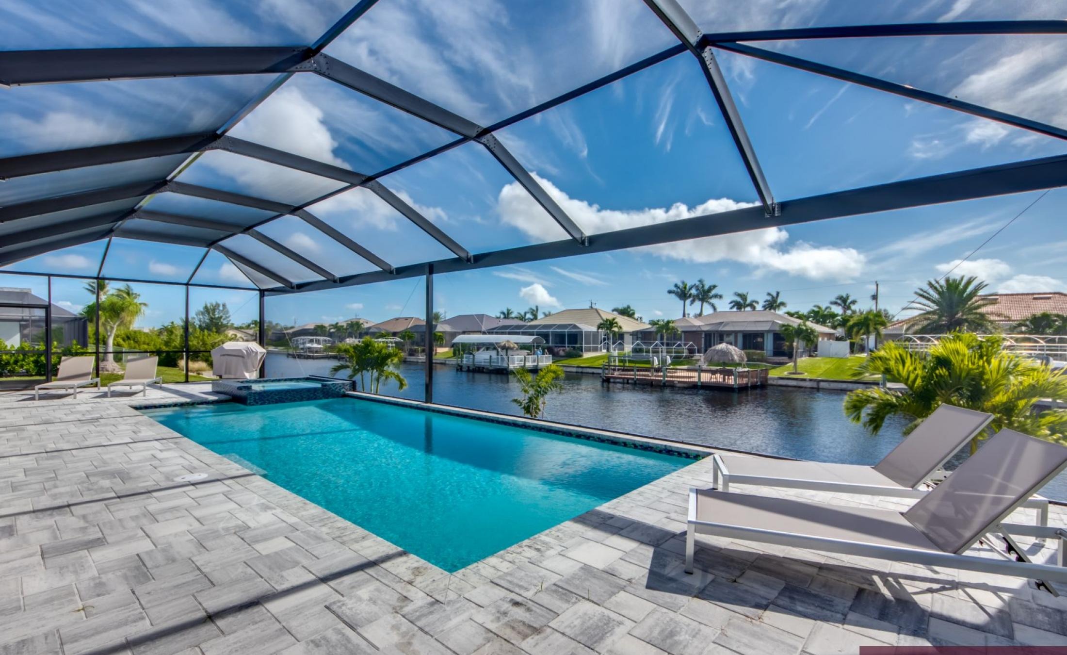 Moderne Villa am Kanal mit großer Lanai sowie beheiztem Pool und Jacuzzi.