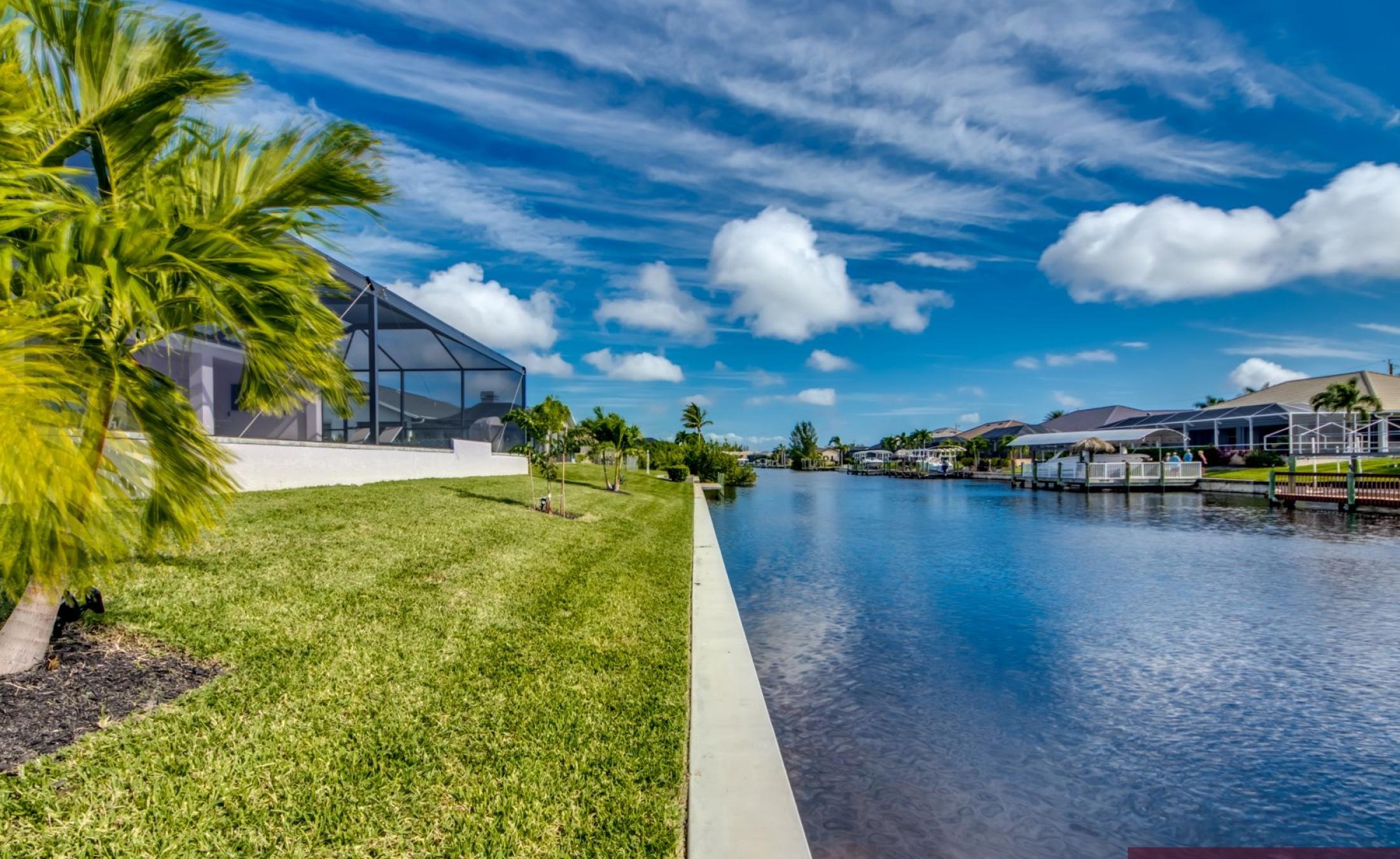 Moderne Villa am Kanal mit Pool und Jacuzzi.