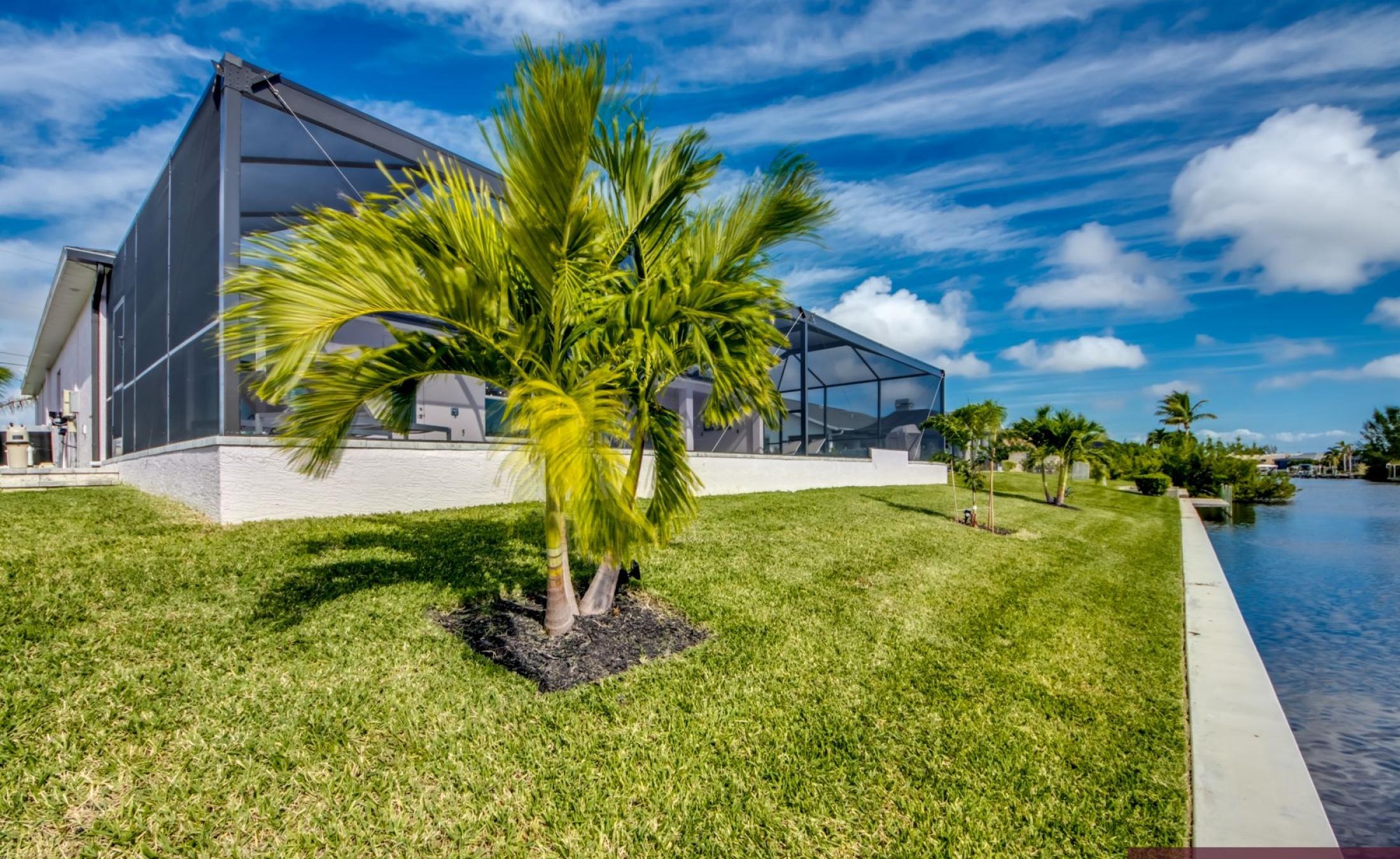 Überdachte Lanai mit beheiztem Pool und Jacuzzi am Kanal.
