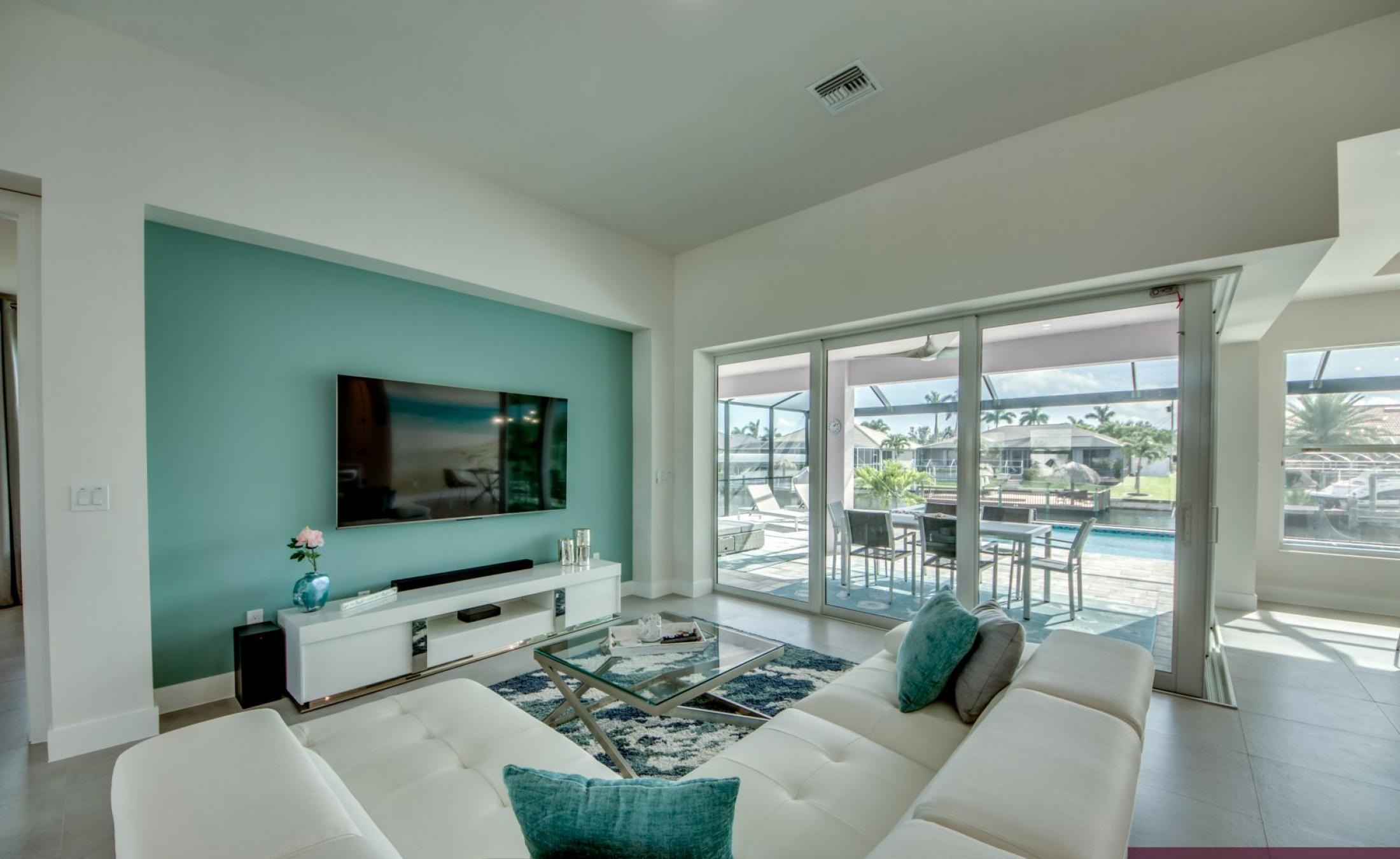 Moderne Villa am Kanal mit beheiztem Pool und Jacuzzi auf der Lanai.