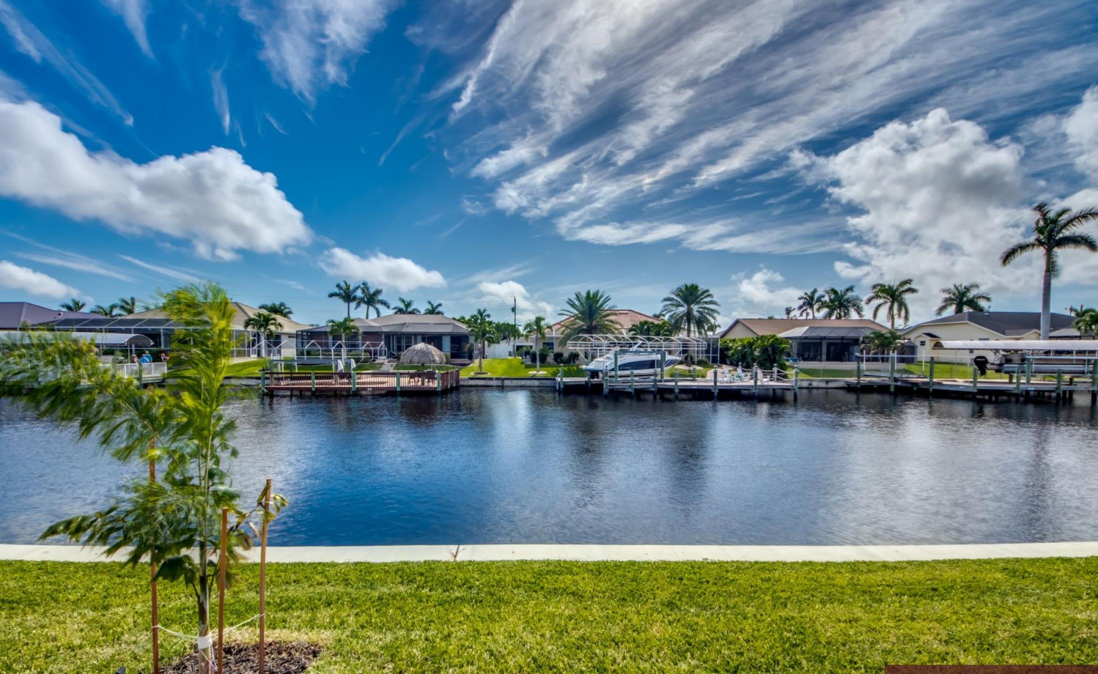 Moderne Villa am Kanal mit Pool und Jacuzzi in sonniger Südausrichtung.
