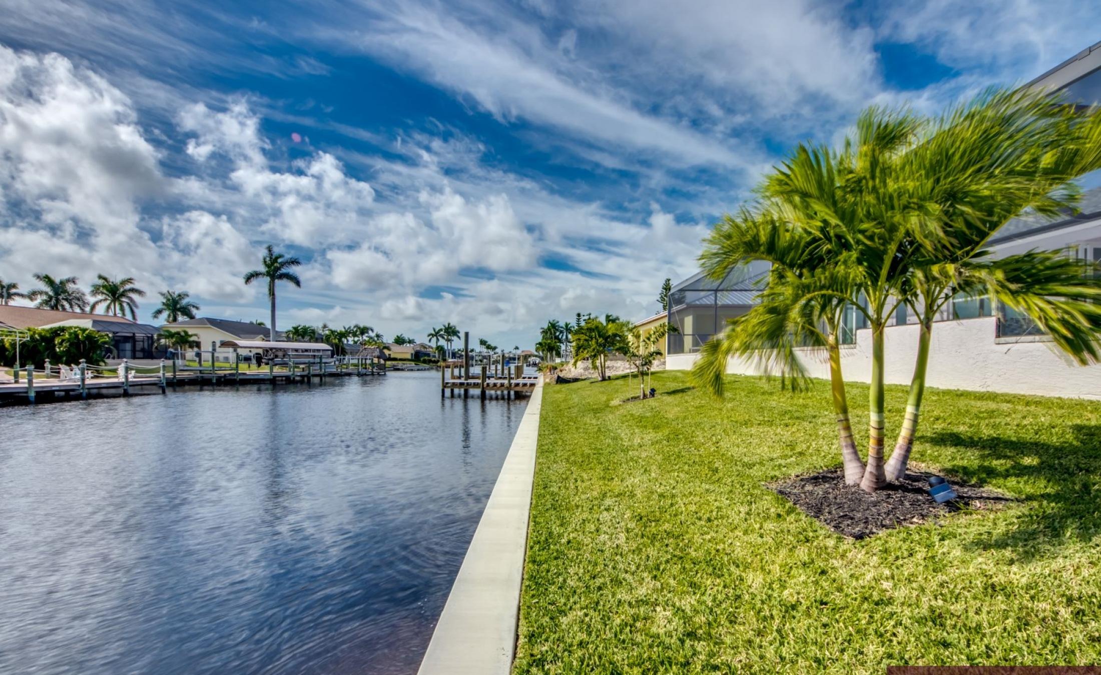Moderne Villa am Kanal mit beheiztem Pool und Jacuzzi auf der Lanai.