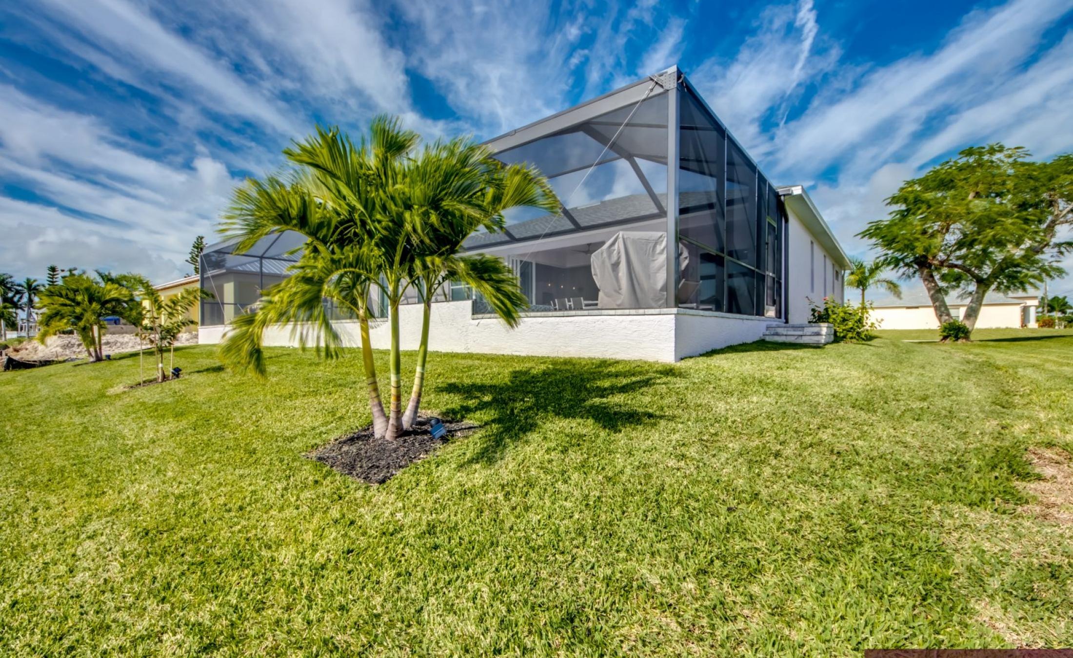 Moderne Villa am Kanal mit Pool und Jacuzzi auf der Lanai.