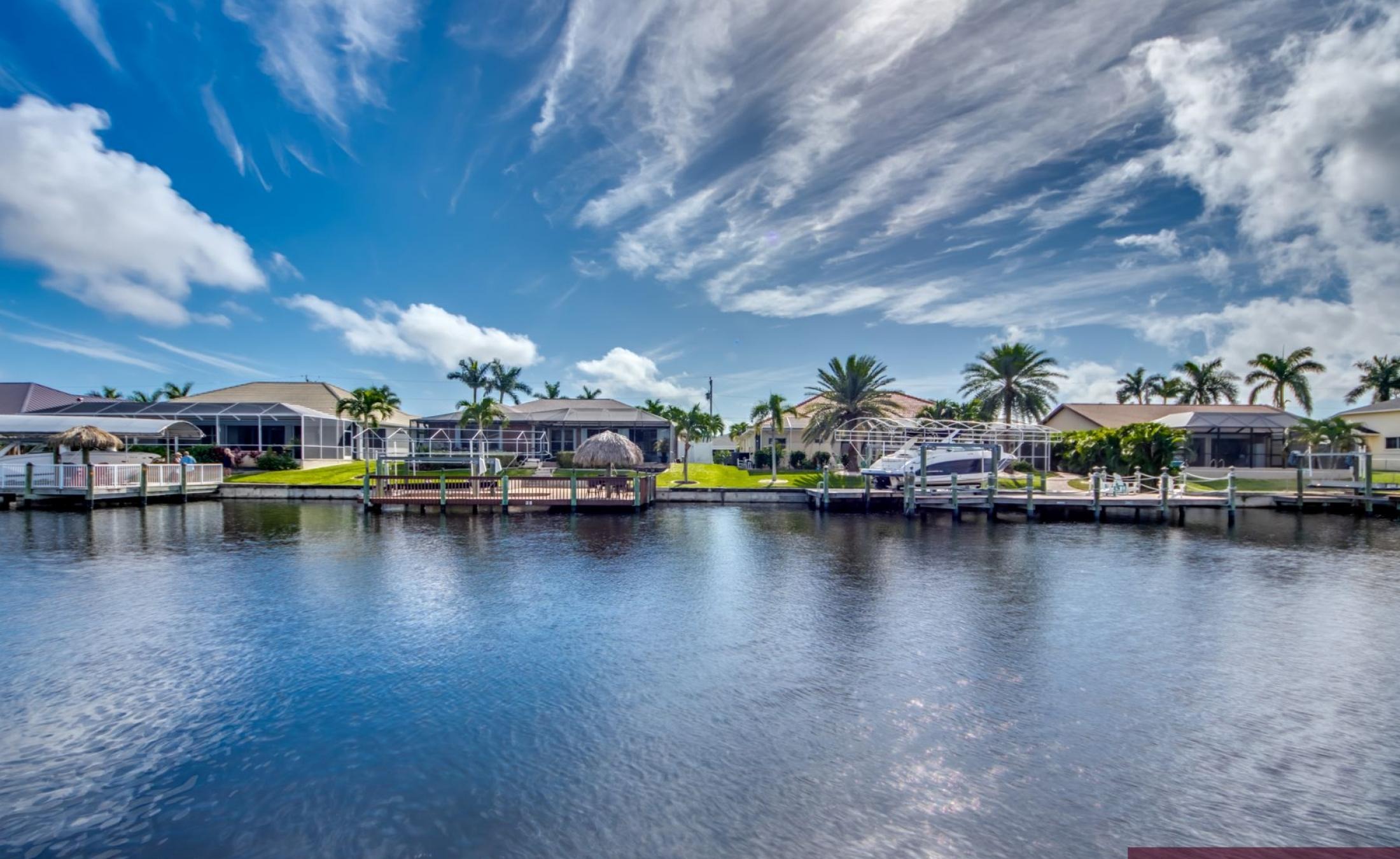 Moderne Villa am Kanal mit beheiztem Pool und Jacuzzi in Südausrichtung.