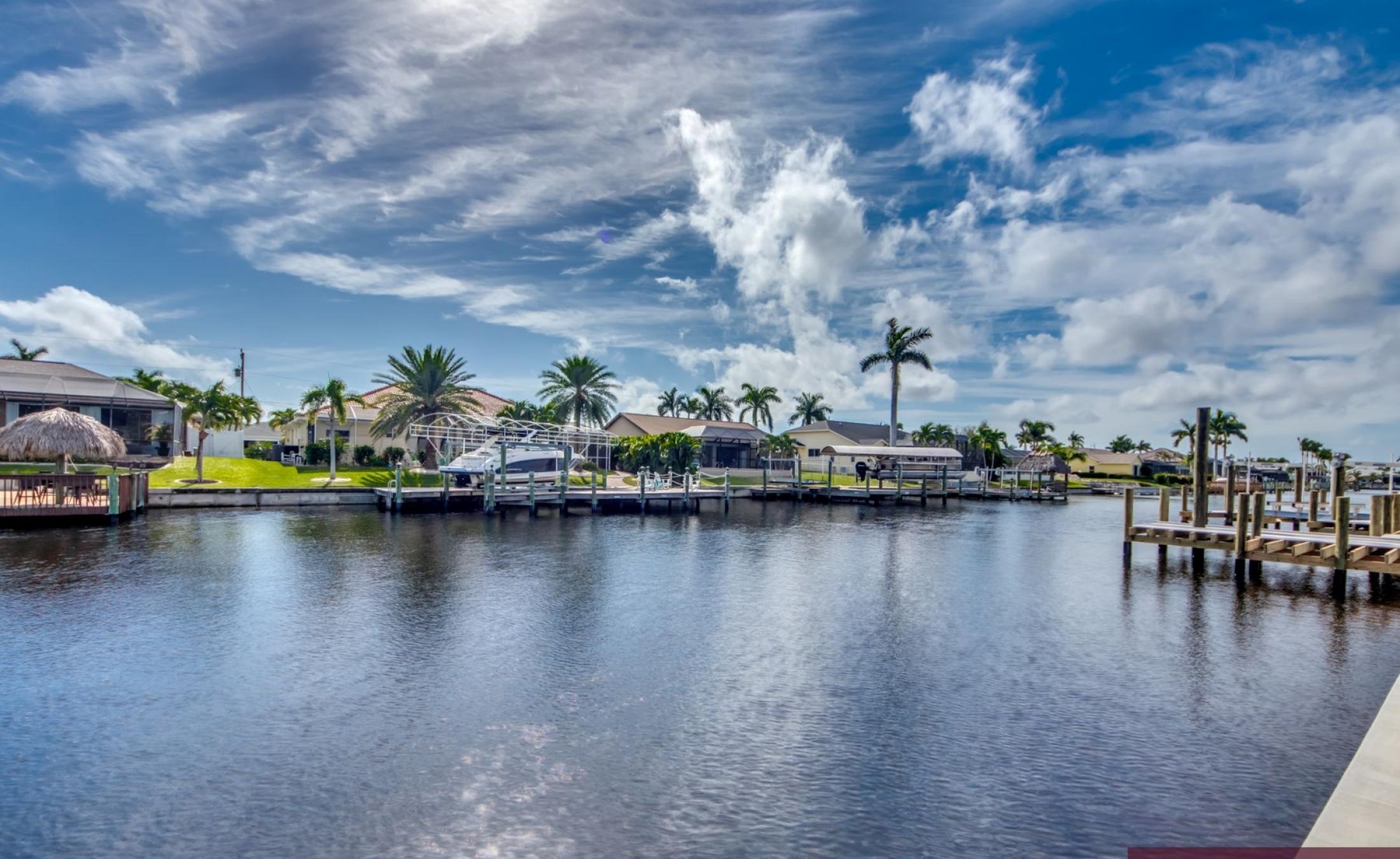 Moderne Villa am Kanal mit beheiztem Pool und Jacuzzi auf der Lanai.